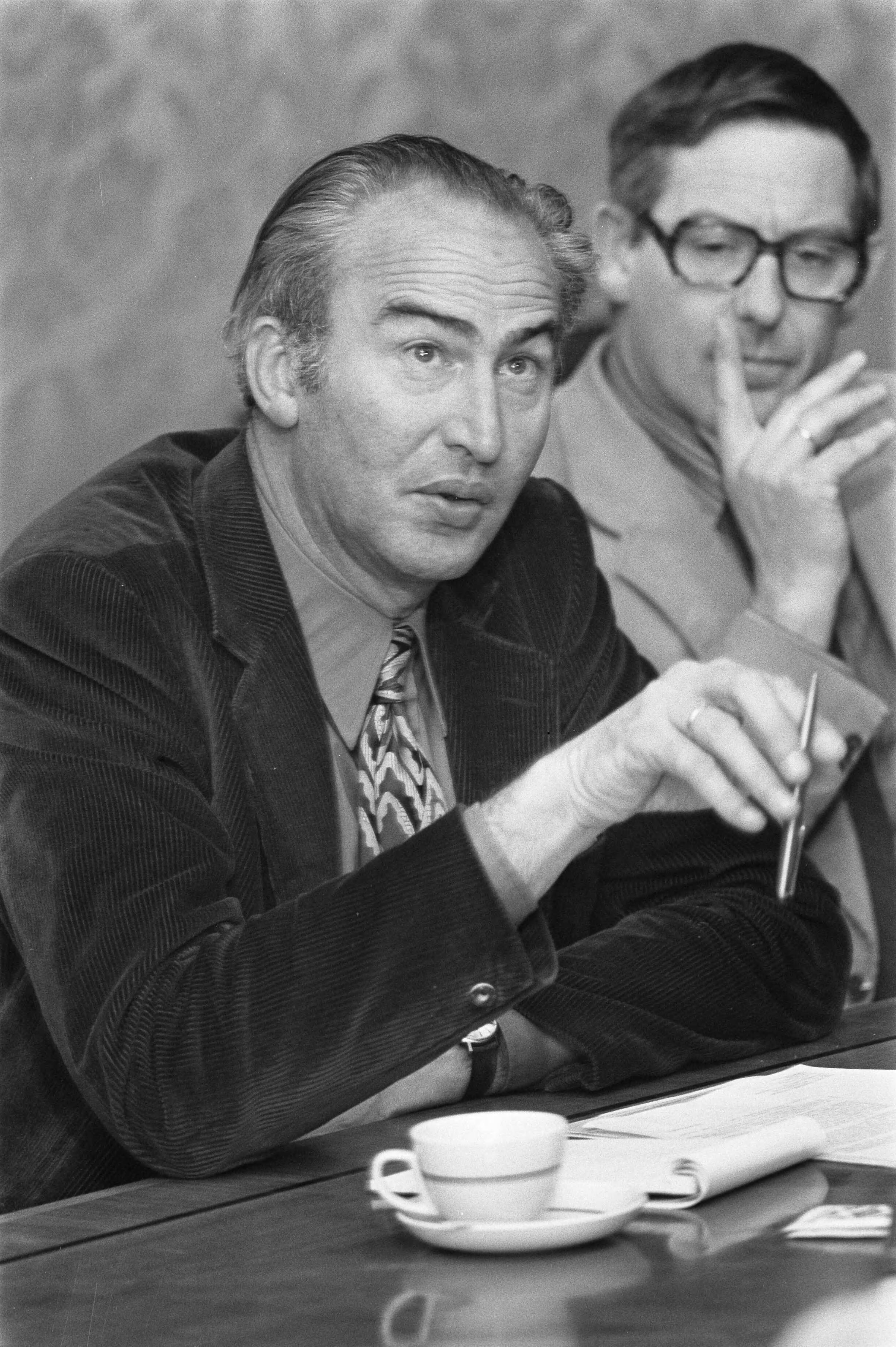 Fotocollectie Anefo — Minister Vredeling praat met VVDM-bestuur in Den Haag ; minister Vredeling tijdens het gesprek (kop) — Foto: Peters, Hans / Anefo. Licentie: Set B: Rechtenvrij / Publiek Domein. Bron: Nationaal Archief. http://hdl.handle.net/10648/ac5b73b8-d0b4-102d-bcf8-003048976d84