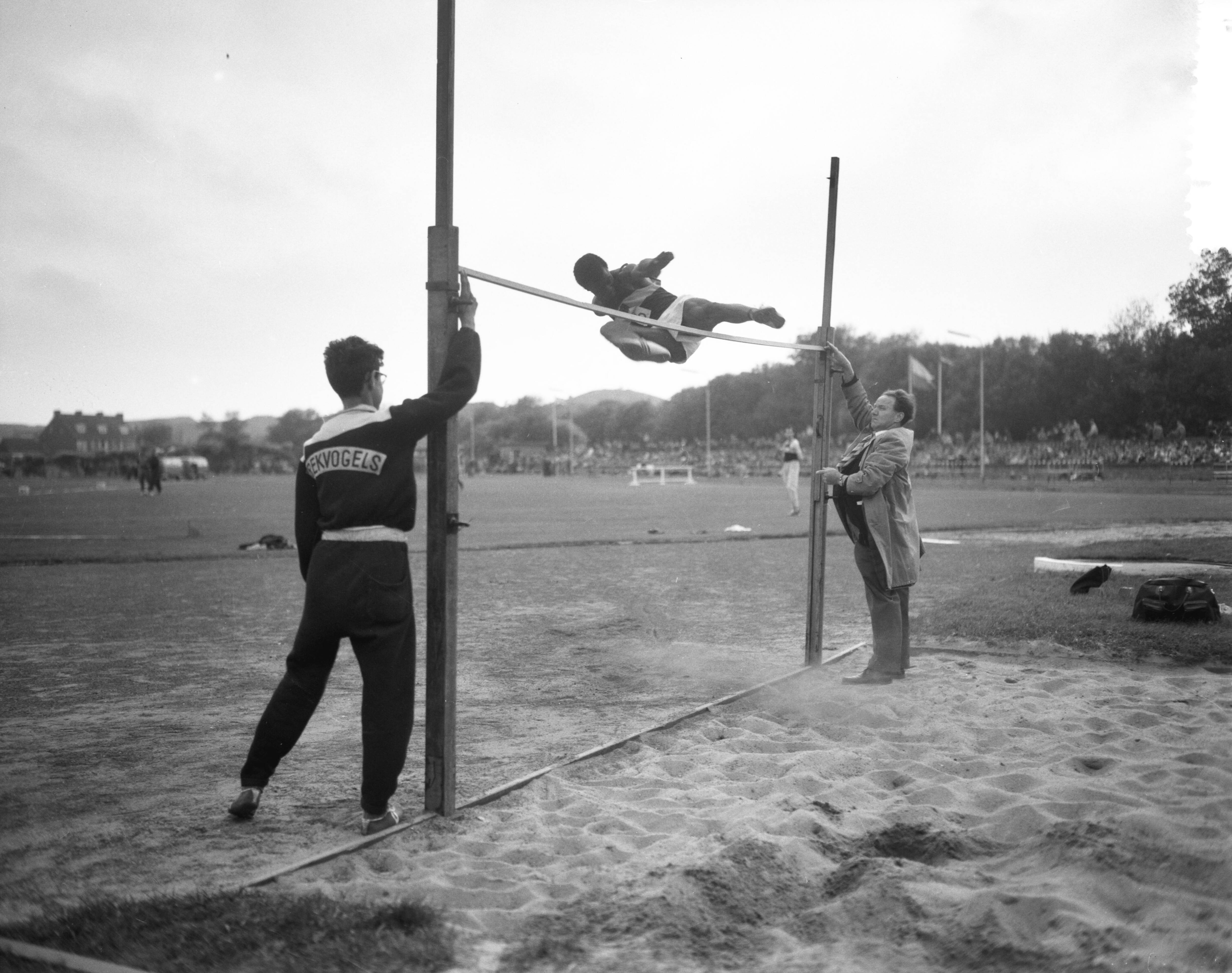 Fotocollectie Anefo — Atletiekwedstrijden Den Haag - Londen. Hoogspringen — Foto: Bilsen, Joop van / Anefo. Licentie: Set B: Rechtenvrij / Publiek Domein. Bron: Nationaal Archief. http://hdl.handle.net/10648/a9dd8eb4-d0b4-102d-bcf8-003048976d84