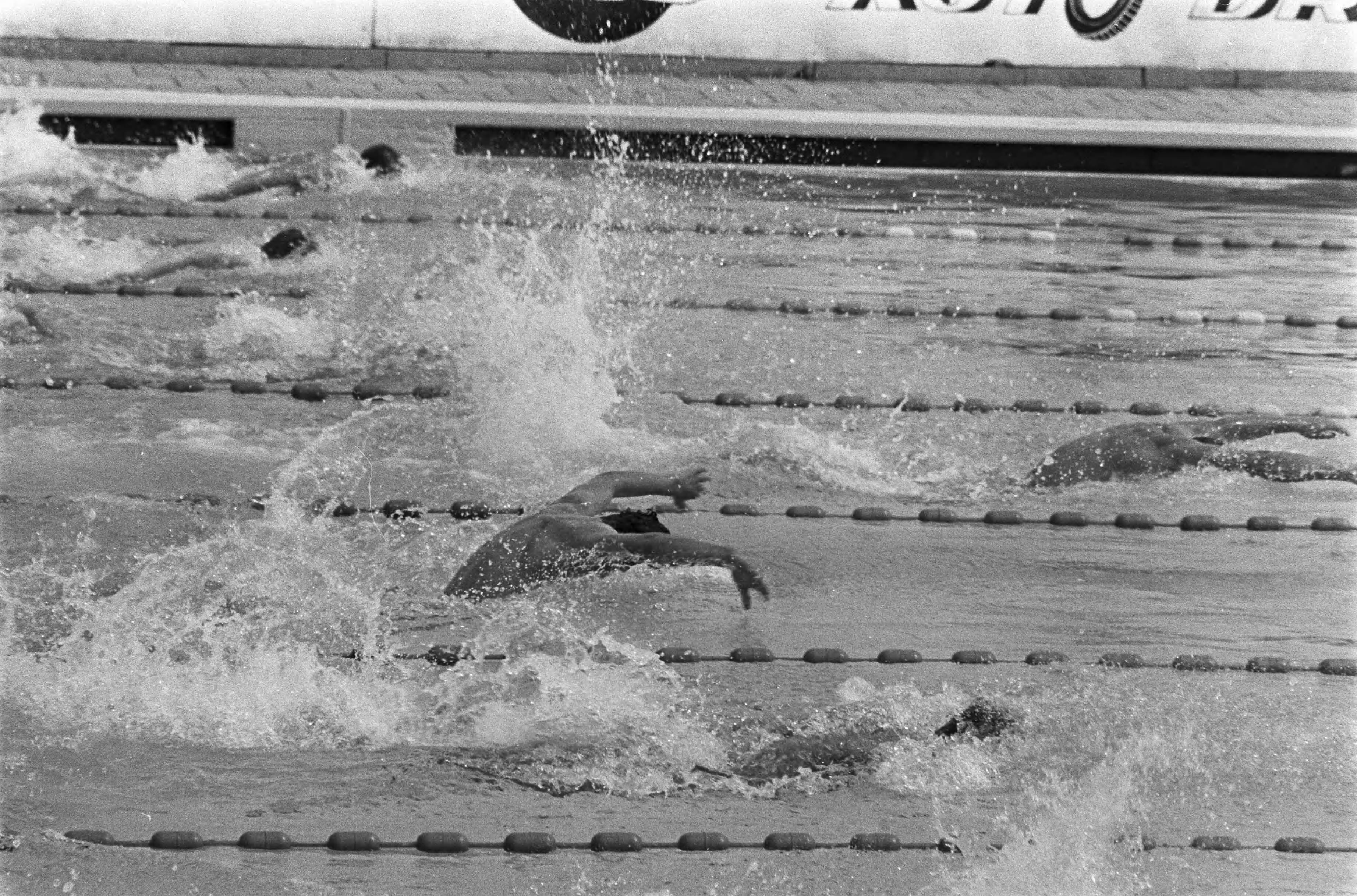 Fotocollectie Anefo — Nationale zwemkampioenschappen zwemmen, Leeuwarden — Foto: Verhoeff, Bert / Anefo. Licentie: Set B: Rechtenvrij / Publiek Domein. Bron: Nationaal Archief. http://hdl.handle.net/10648/ab9d5f5e-d0b4-102d-bcf8-003048976d84
