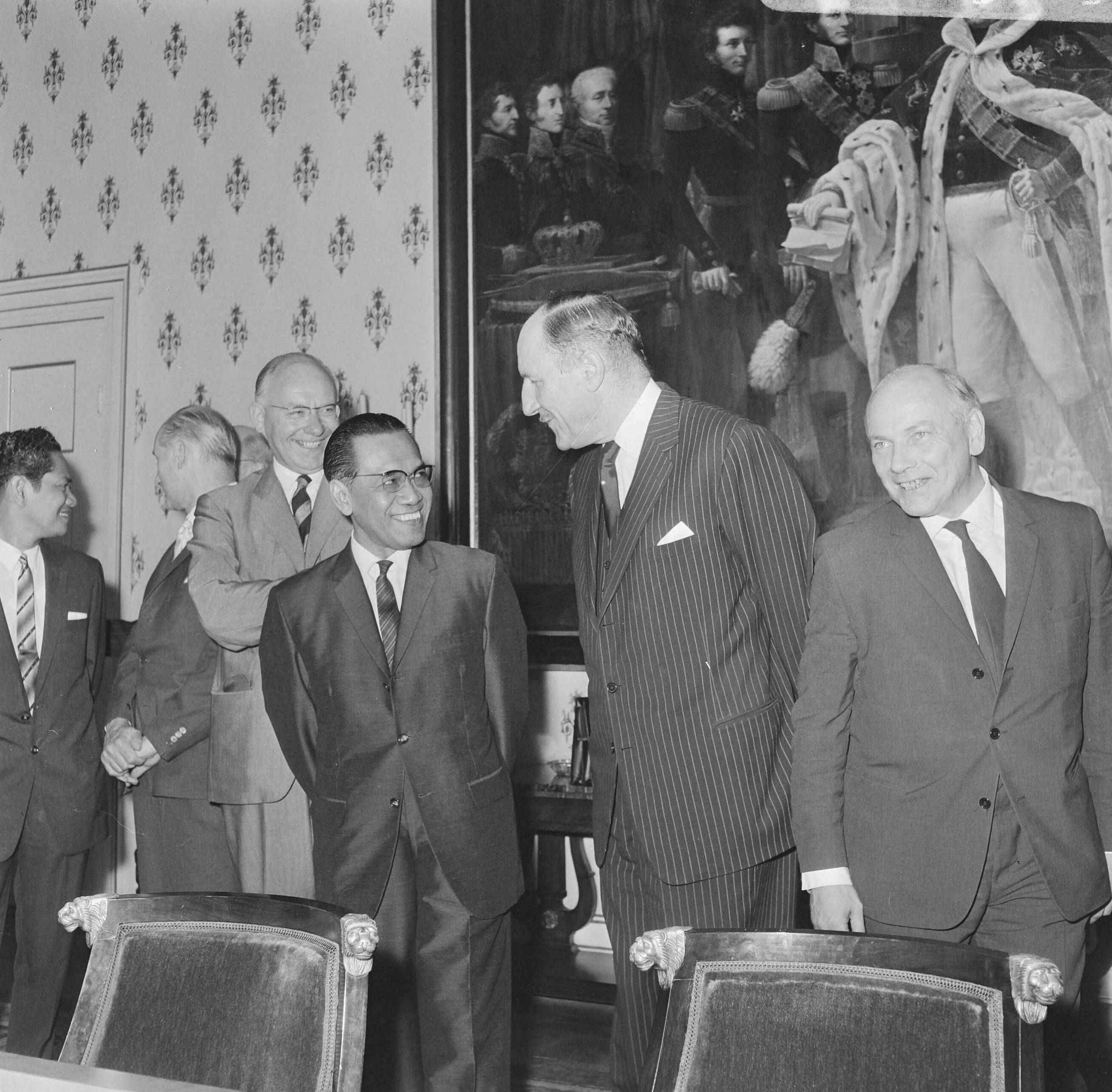 Nederland-Indonesië besprekingen te Den Haag — V.l.n.r. Minister A.Vondeling, Sultan Hamengkubuwana IX (minister van Economische Zaken van Indonesië) , Minister J. Luns en Minister J. Den Uyl bij aanvang van de vergadering — Foto: Voets, Jan / Anefo. Licentie: Set B: Rechtenvrij / Publiek Domein. Bron: Nationaal Archief. http://hdl.handle.net/10648/aafb6848-d0b4-102d-bcf8-003048976d84