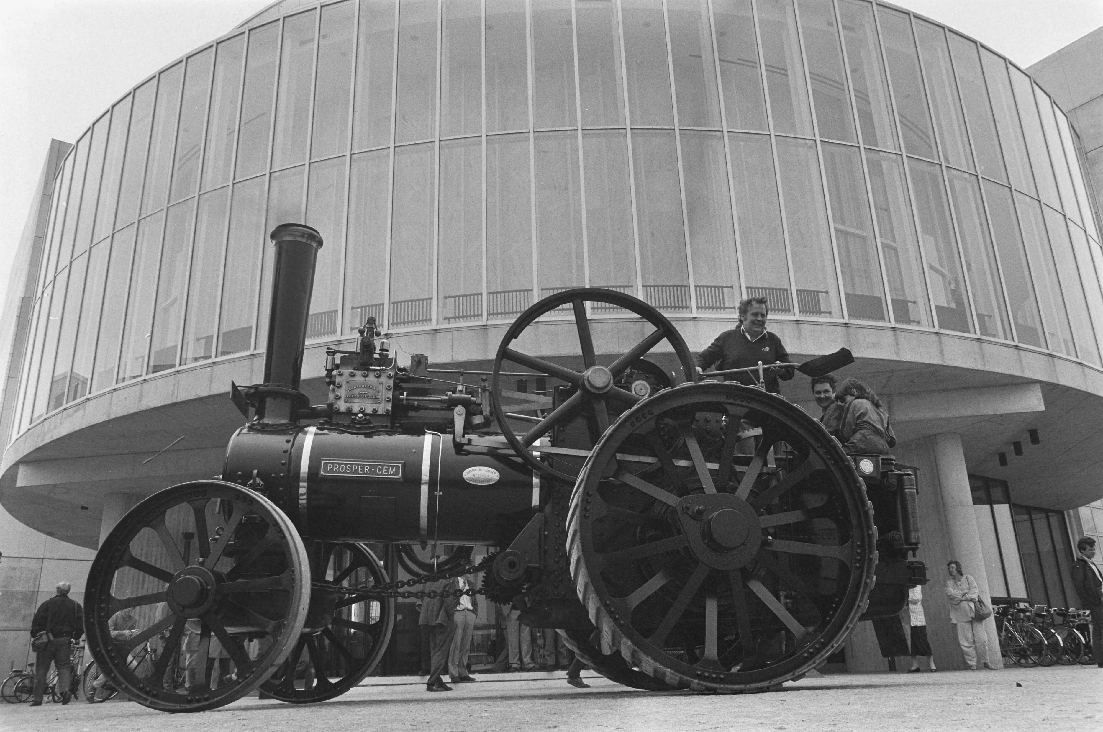 Fotocollectie Anefo — Stoomfestival in Almere; stoomachines voor stadhuis Almere — Foto: Croes, Rob C. / Anefo. Licentie: Set B: Rechtenvrij / Publiek Domein. Bron: Nationaal Archief. http://hdl.handle.net/10648/ad61dd10-d0b4-102d-bcf8-003048976d84