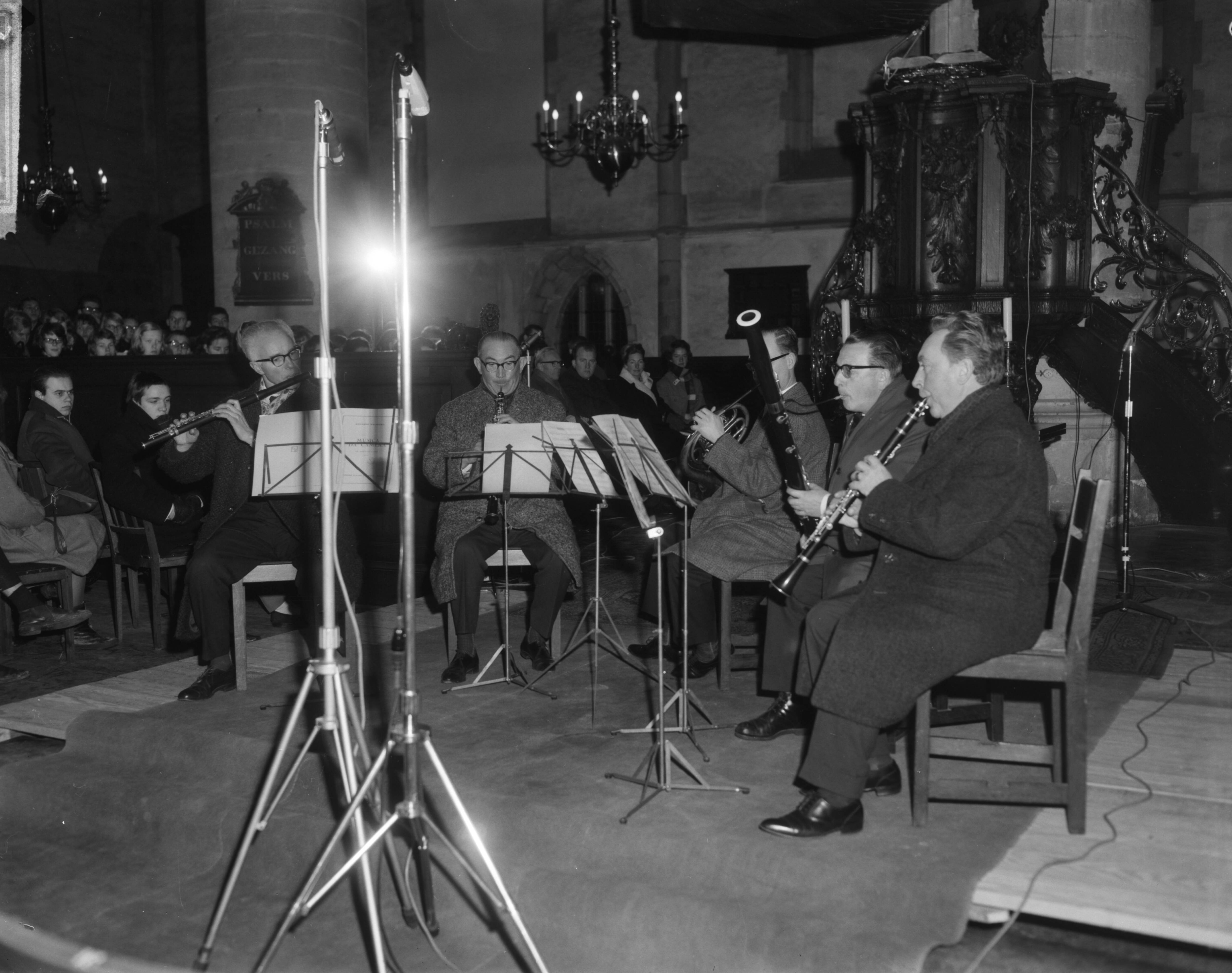 Fotocollectie Anefo — Hartewens Festival in de Sint Bavokerk te Haarlem geopend, het Radio Philharmonisch Quintet speelt in winterjas — Foto: Bilsen, Joop van / Anefo. Licentie: Set B: Rechtenvrij / Publiek Domein. Bron: Nationaal Archief. http://hdl.handle.net/10648/aa8acaca-d0b4-102d-bcf8-003048976d84