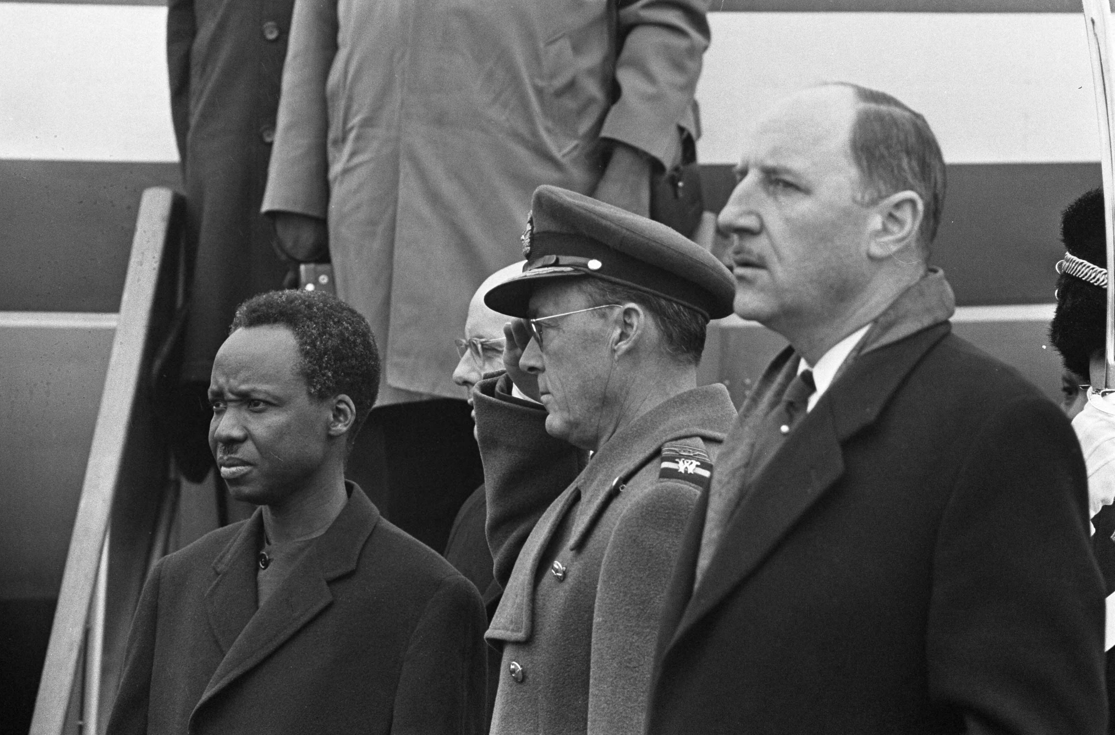 Staatsbezoek president Nyerere van Tanzania aan Nederland (1965) — Staatsbezoek president Nyerere van Tanzania. Op vliegveld Soesterberg tijdens het spelen van de volksliederen, vlnr Nyerere, prins Bernhard en minister Luns — Foto: Koch, Eric / Anefo. Licentie: Set B: Rechtenvrij / Publiek Domein. Bron: Nationaal Archief. http://hdl.handle.net/10648/aaa12248-d0b4-102d-bcf8-003048976d84