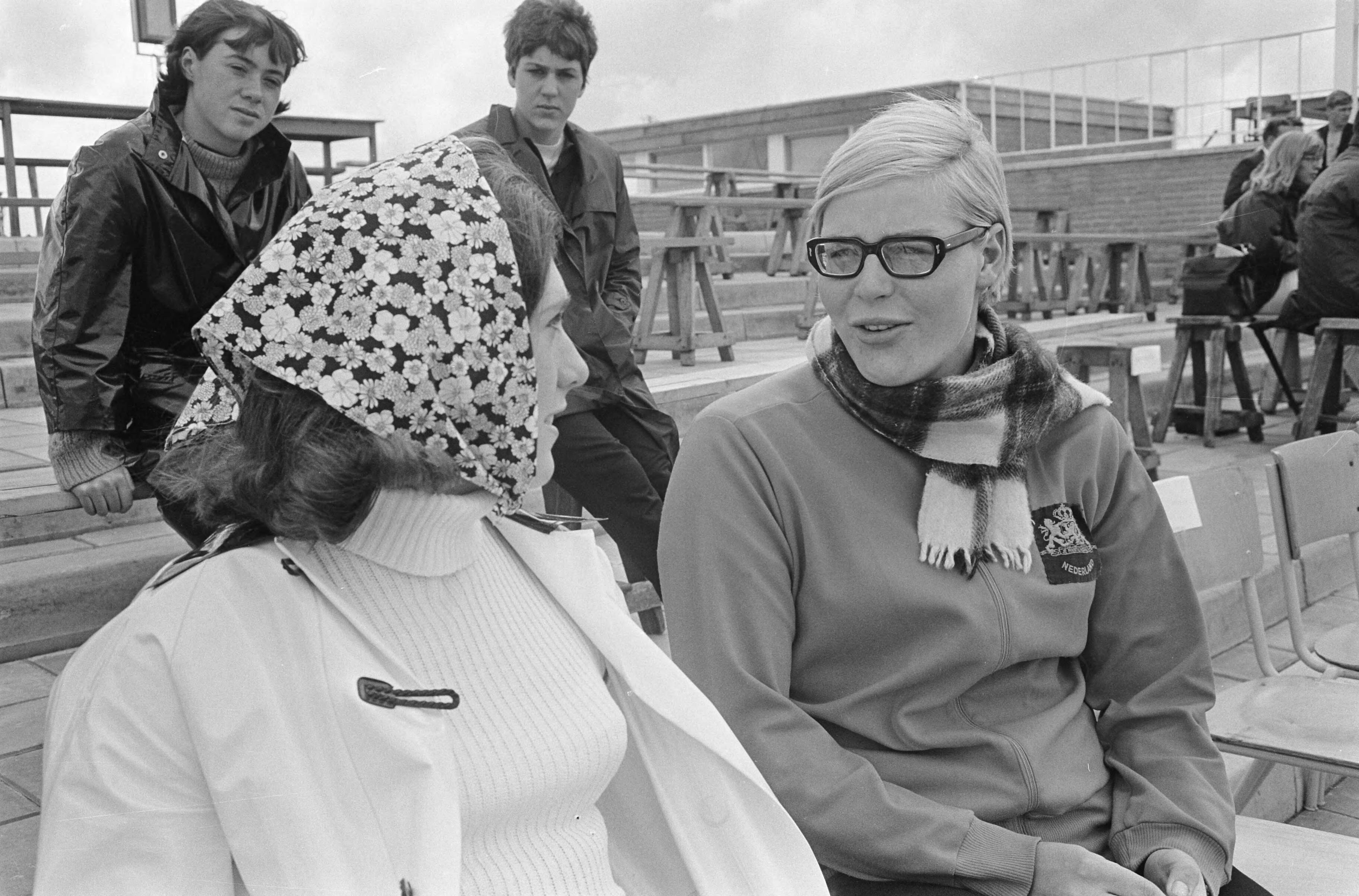 Fotocollectie Anefo — Nederland tegen Engeland zwemmen te Leeuwarden, rechts Ada Kok links Miss Long — Foto: Koch, Eric / Anefo. Licentie: Set B: Rechtenvrij / Publiek Domein. Bron: Nationaal Archief. http://hdl.handle.net/10648/aaf2f9a6-d0b4-102d-bcf8-003048976d84