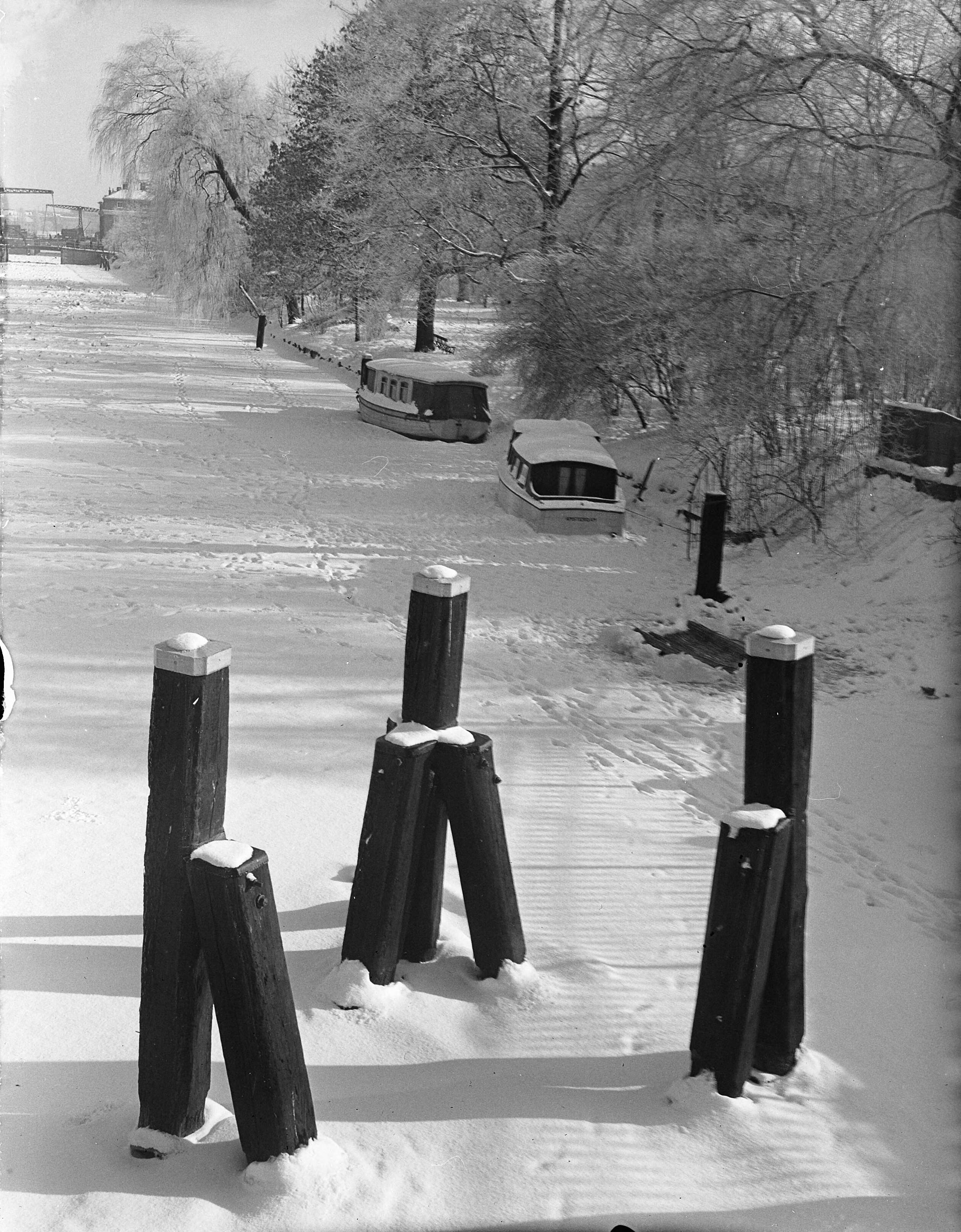 Fotocollectie Anefo — Winterpracht in Amsterdam. Gracht in wintertooi in Amsterdam — Foto: Noske, J.D. / Anefo. Licentie: Set B: Rechtenvrij / Publiek Domein. Bron: Nationaal Archief. http://hdl.handle.net/10648/a8a585a6-d0b4-102d-bcf8-003048976d84