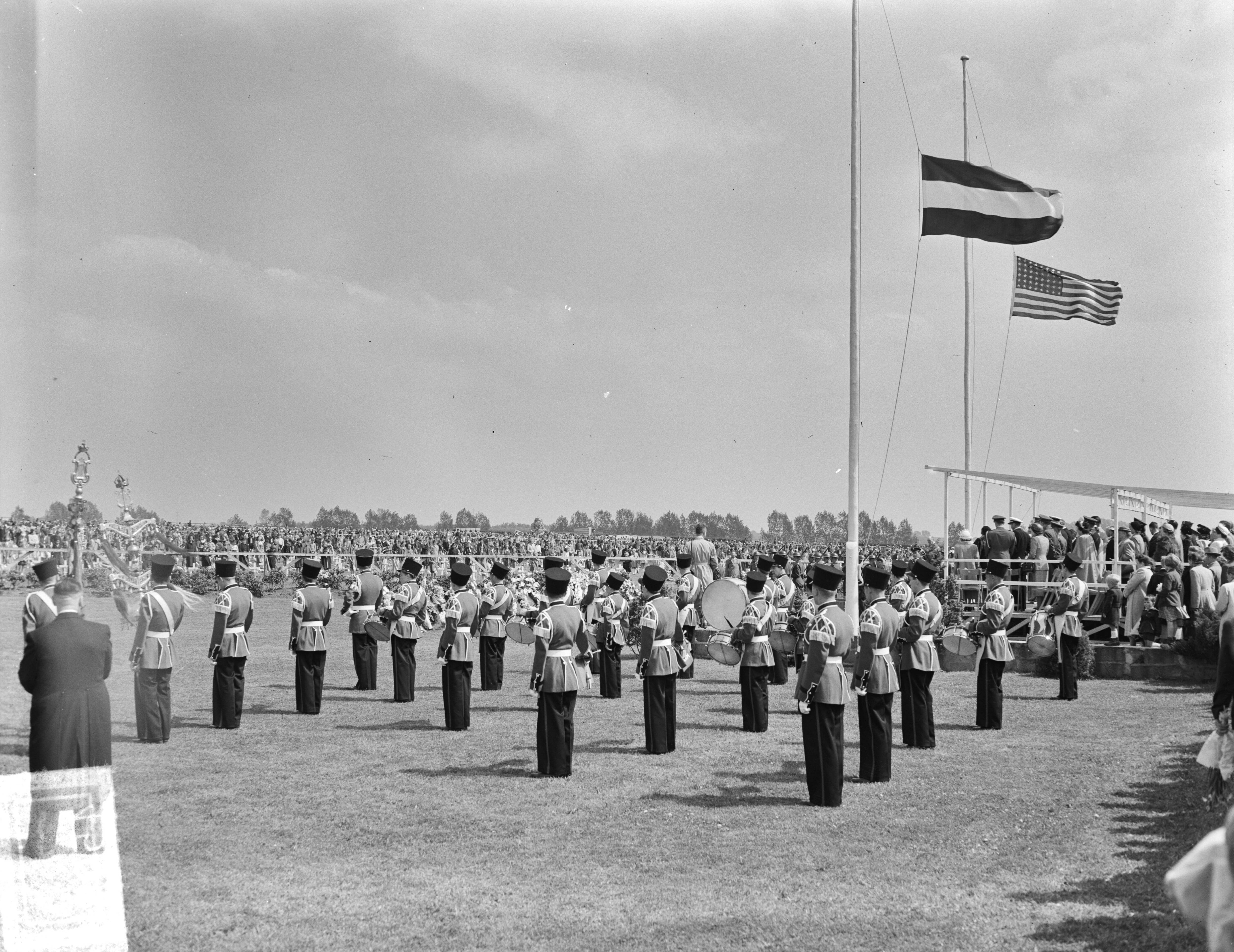Amerikaanse herdenking op de begraafplaats Margraten — Amerikaanse herdenking op begraafplaats Margraten. Op de voorgrond het schuttersgilde van Margraten — Foto: Pot, Harry / Anefo. Licentie: Set B: Rechtenvrij / Publiek Domein. Bron: Nationaal Archief. http://hdl.handle.net/10648/a8eae39e-d0b4-102d-bcf8-003048976d84