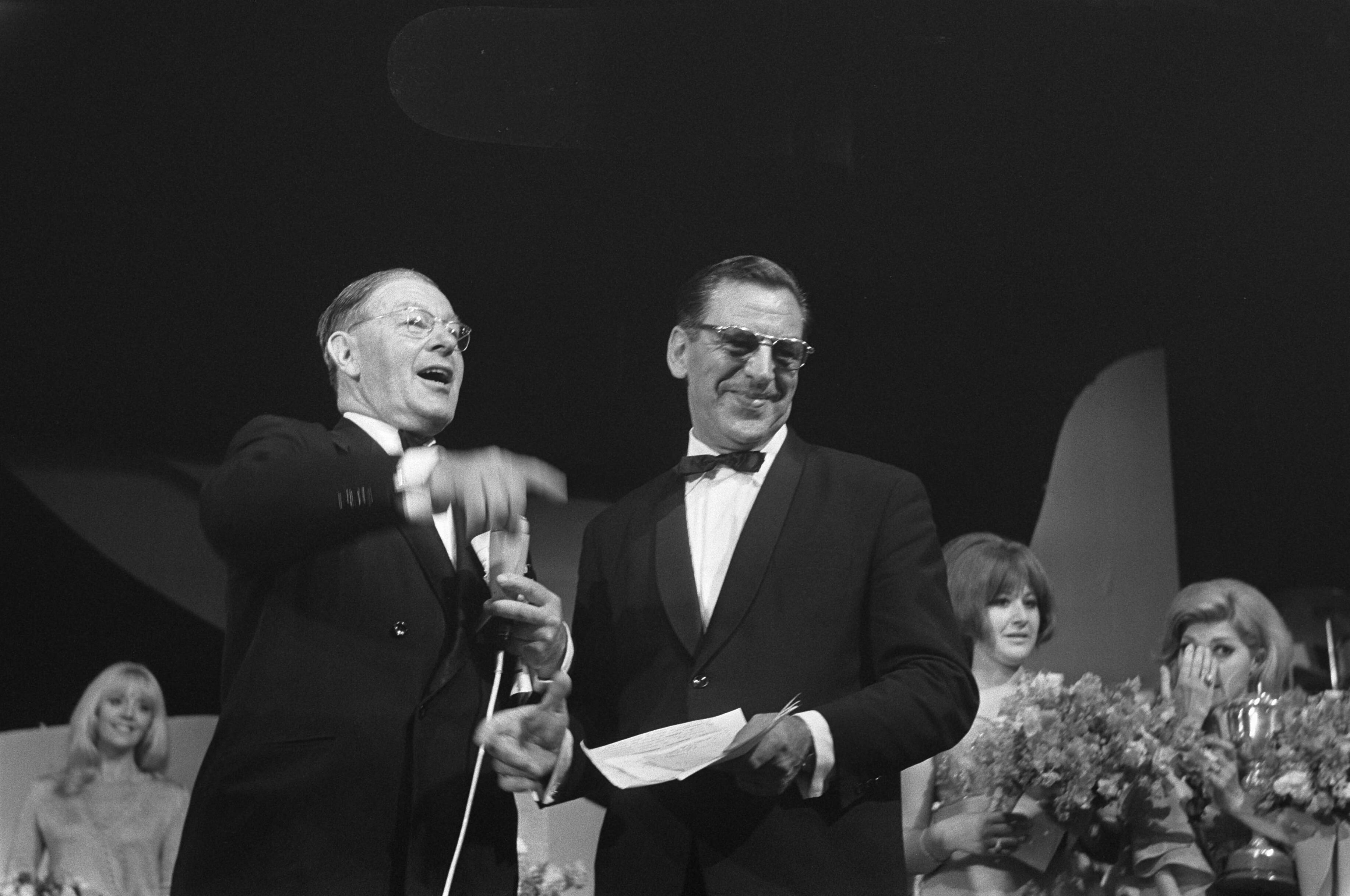 Singing Europe 1969, finale in Scheveningen — Impressario Lou Van Rees — Foto: Fotograaf Onbekend / Anefo. Licentie: Set B: Rechtenvrij / Publiek Domein. Bron: Nationaal Archief. http://hdl.handle.net/10648/ab724954-d0b4-102d-bcf8-003048976d84