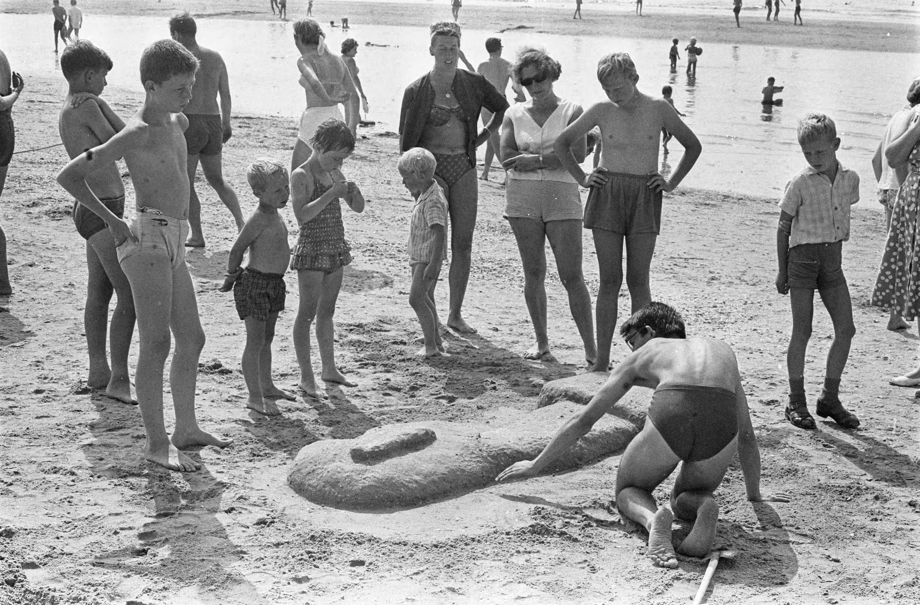 Fotocollectie Anefo — Zandbouwwedstrijden in Zandvoort voor jeugd van 6 tot 14 jaar om Paaseilandbeeld na te maken — Foto: Gelderen, Hugo van / Anefo. Licentie: Set B: Rechtenvrij / Publiek Domein. Bron: Nationaal Archief. http://hdl.handle.net/10648/aa3f69a4-d0b4-102d-bcf8-003048976d84