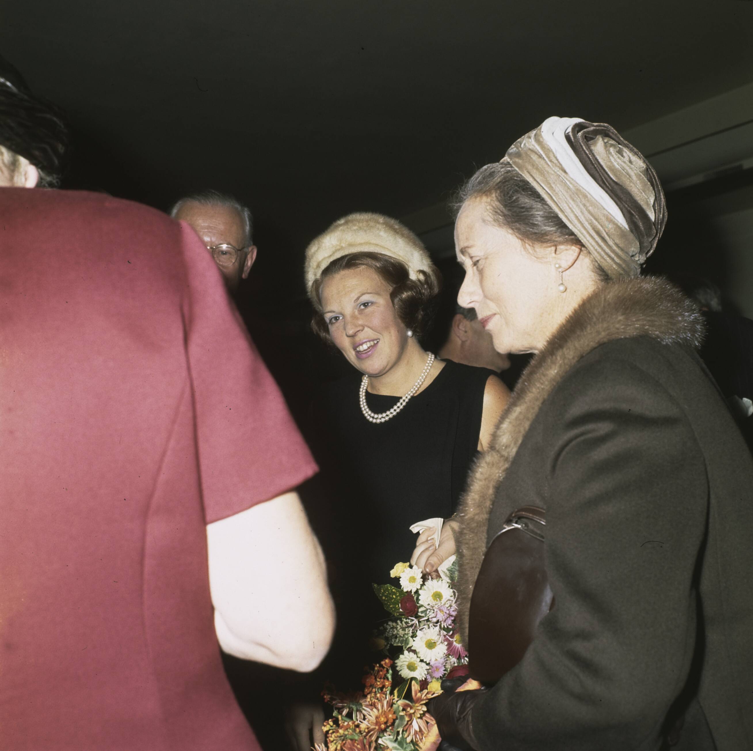 Fotocollectie Anefo — Vergadering van het Genootschap van Burgemeesters te Utrecht, bijgewoond door HM en HKH Prinses Beatrix ; Beatrix — Foto: Koot, Max / Anefo. Licentie: Set B: Rechtenvrij / Publiek Domein. Bron: Nationaal Archief. http://hdl.handle.net/10648/ad8f5e5c-d0b4-102d-bcf8-003048976d84