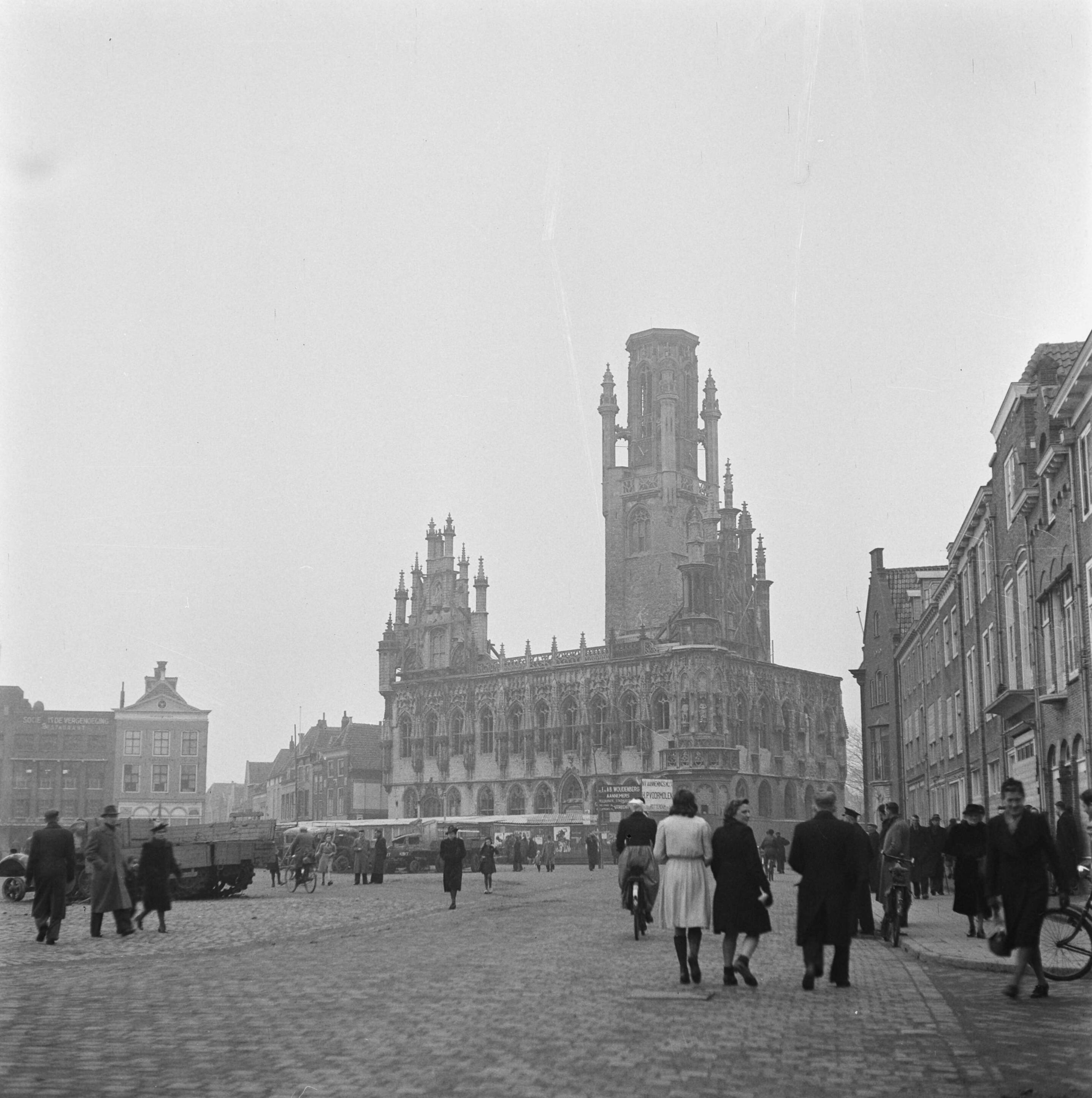 Vernielingen: Middelburg — Het zwaarbeschadigde stadhuis van Middelburg na de slag om de Scheldemonding. — Foto: Fotograaf Onbekend / Anefo. Licentie: Set B: Rechtenvrij / Publiek Domein. Bron: Nationaal Archief. http://hdl.handle.net/10648/ac054952-d0b4-102d-bcf8-003048976d84