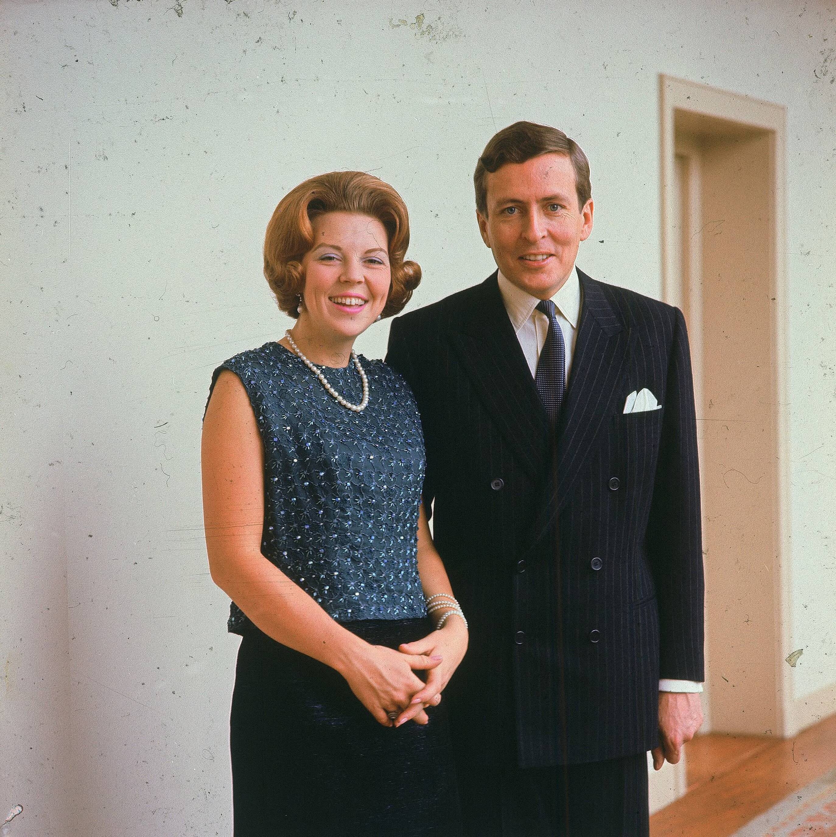 Fotocollectie RVD / Koninklijk Huis — Prinses Beatrix en Claus von Amsberg in Kasteel Drakensteyn — Foto: Koot, Max / RVD. Licentie: Set B: Rechtenvrij / Publiek Domein. Bron: Nationaal Archief. http://hdl.handle.net/10648/afb0cefa-d0b4-102d-bcf8-003048976d84
