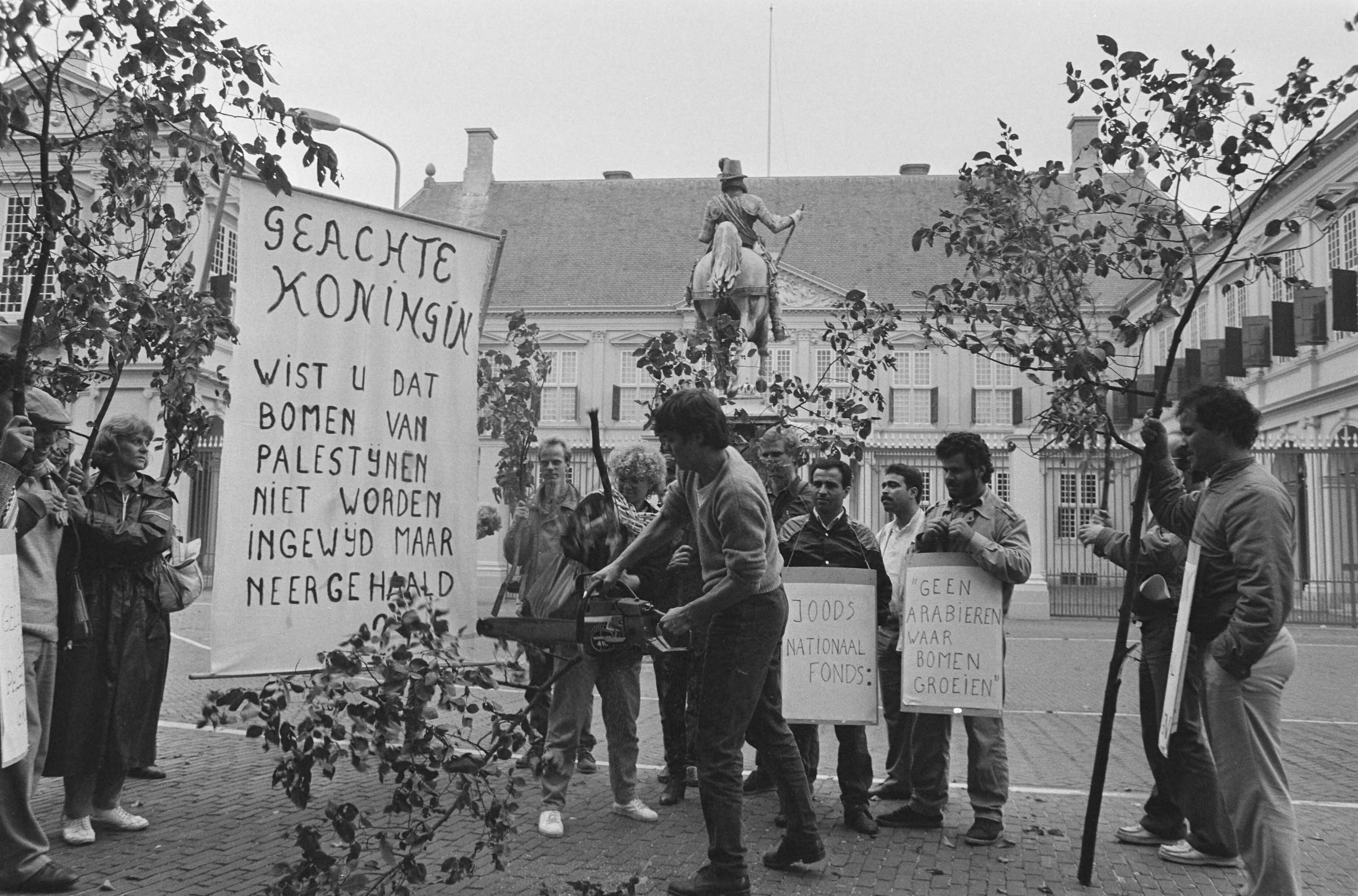 Fotocollectie Anefo — Pro-Palestijnse demonstranten protesteren bij Paleis Noordeinde in Den Haag tegen aanleg Koningin Beatrixwoning in Israel — Foto: Croes, Rob C. / Anefo. Licentie: Set B: Rechtenvrij / Publiek Domein. Bron: Nationaal Archief. http://hdl.handle.net/10648/ad588724-d0b4-102d-bcf8-003048976d84