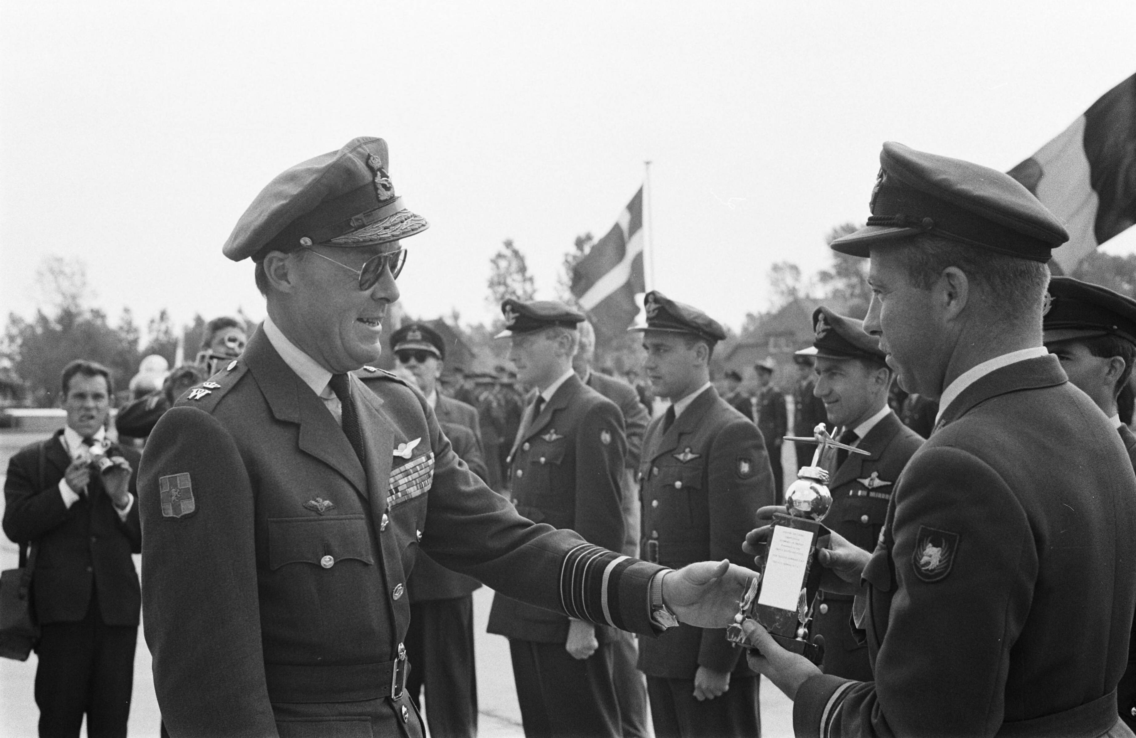 Fotocollectie Anefo — Prins Bernhard bij schietcompetitie NATO-Luchtmacht op vliegbasis Leeuwarden. Tijdens de prijsuitreiking — Foto: Rossem, Wim van / Anefo. Licentie: Set B: Rechtenvrij / Publiek Domein. Bron: Nationaal Archief. http://hdl.handle.net/10648/a9dbe488-d0b4-102d-bcf8-003048976d84