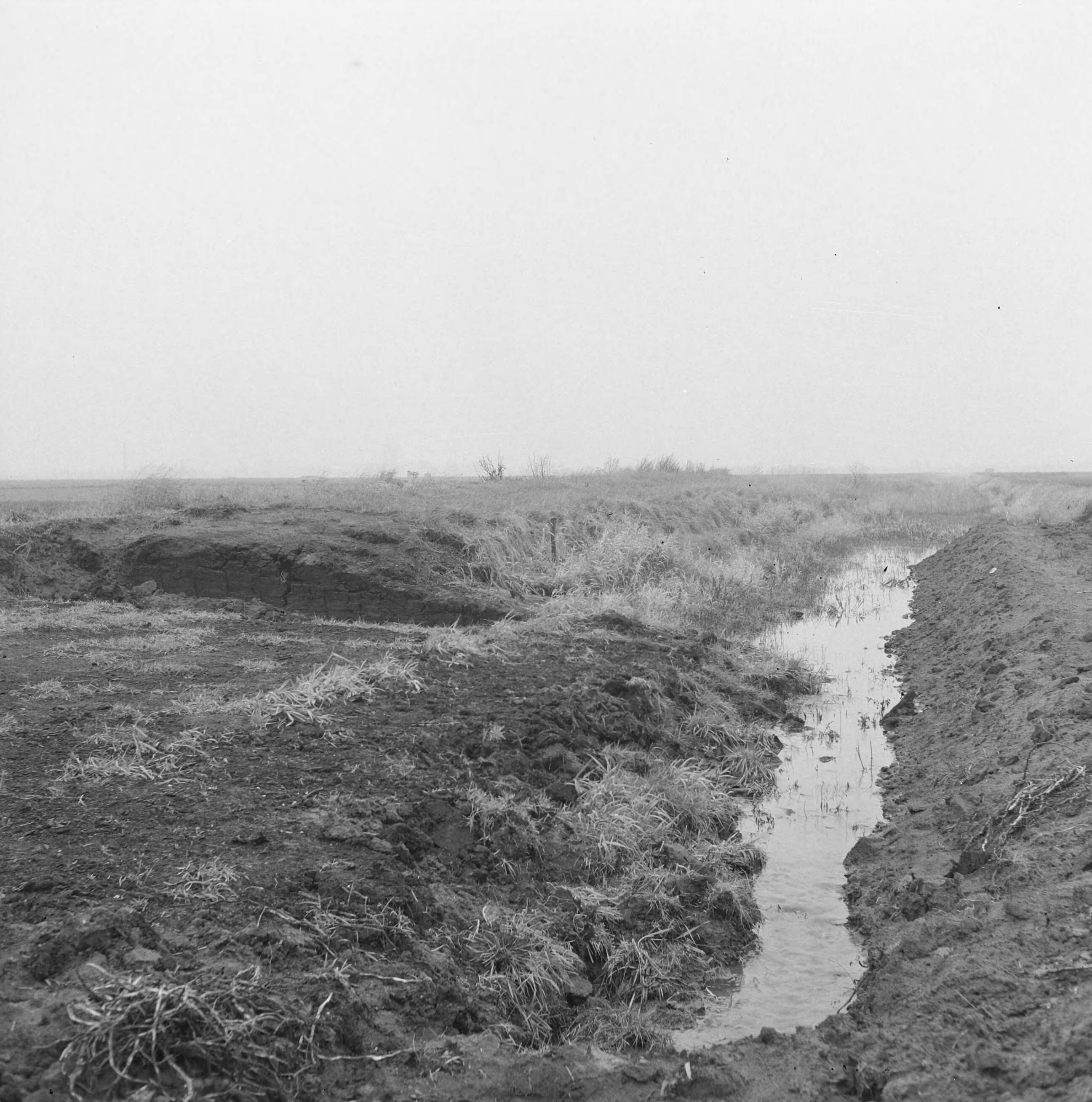 Fotocollectie Nederlandse Heidemaatschappij — Te dempen wijk in het plan Stadskanaal-Oost. Deze foto geeft duidelijk weer, hoe het niet moet. De landbouwers zelf hebben hier met behulp van een ploeg de wijkswal zonder meer in de wijk geploegd, zodat deze als laan niet te gebruiken is. Duidelijk is op deze foto in dit plan de landbouwers nu over moeten schakelen van vervoer per schip op vervoer per as — Foto: Wüllschleger, [...] / Heidemij. Licentie: Set B: Rechtenvrij / Publiek Domein. Bron: Nationaal Archief. http://hdl.handle.net/10648/ae71c742-d0b4-102d-bcf8-003048976d84