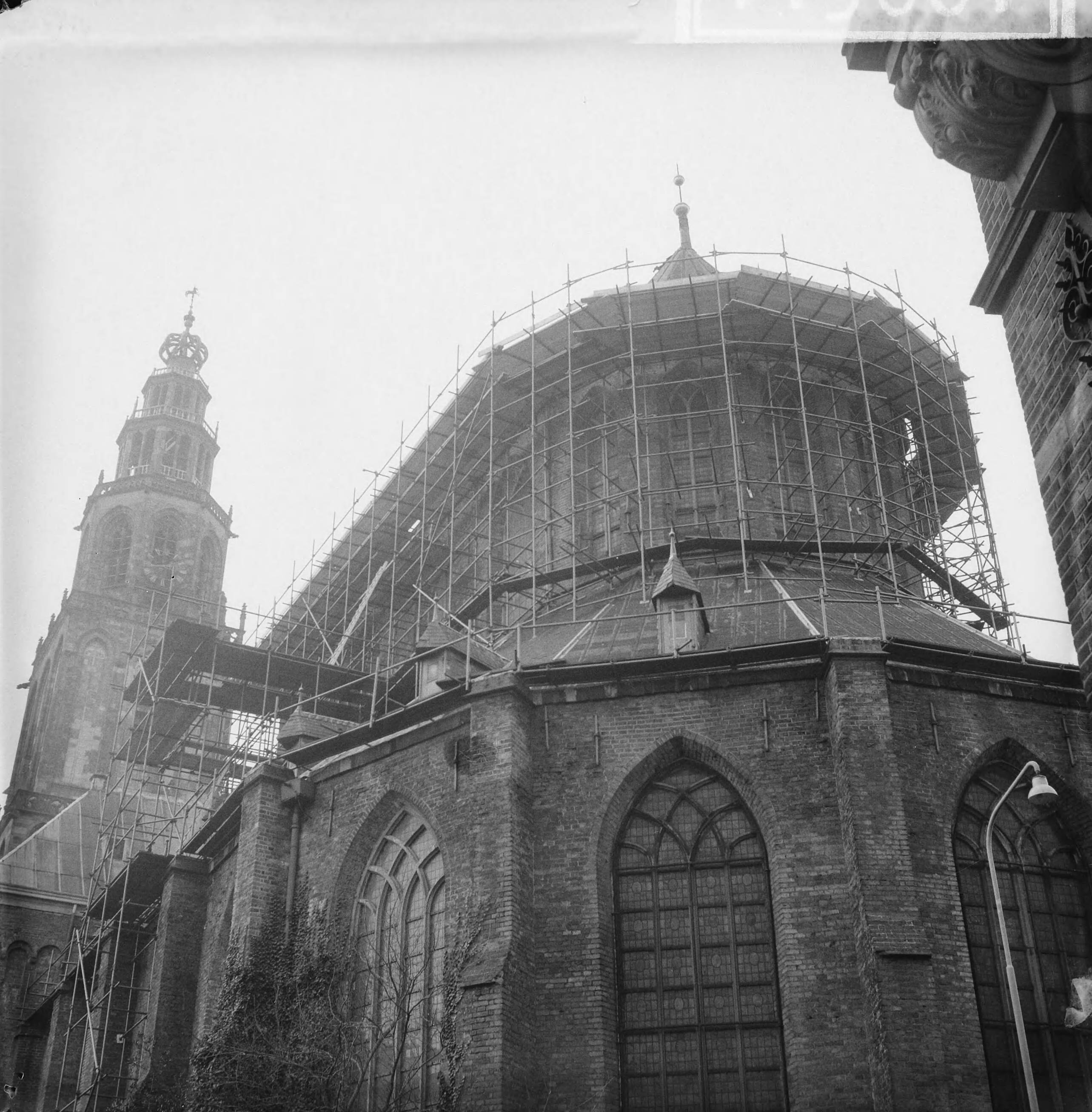 Fotocollectie Anefo — Restauratie van de Martinikerk te Groningen, de Martinikerk in de steigers — Foto: Rossem, Wim van / Anefo. Licentie: Set B: Rechtenvrij / Publiek Domein. Bron: Nationaal Archief. http://hdl.handle.net/10648/a9c34d92-d0b4-102d-bcf8-003048976d84