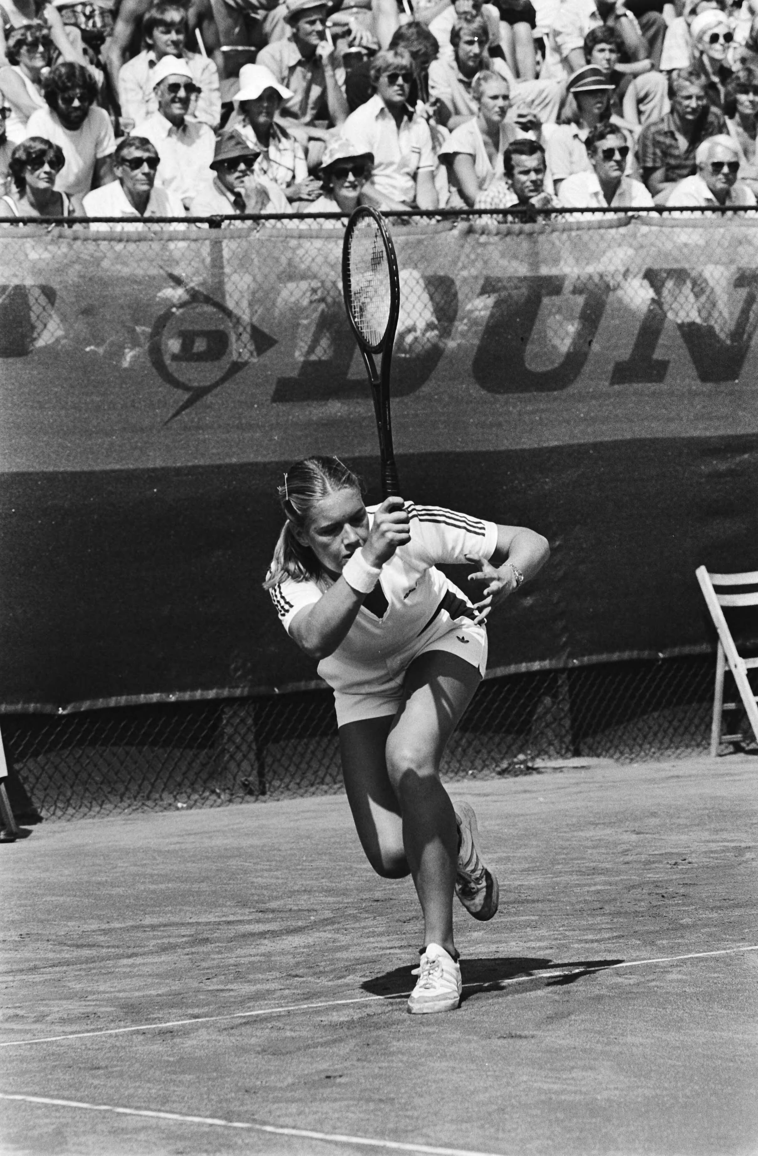 Nationale tenniskampioenschappen te Scheveningen — Marianne van der Torre in aktie — Foto: Antonisse, Marcel / Anefo. Licentie: Set B: Rechtenvrij / Publiek Domein. Bron: Nationaal Archief. http://hdl.handle.net/10648/ace5d2c4-d0b4-102d-bcf8-003048976d84