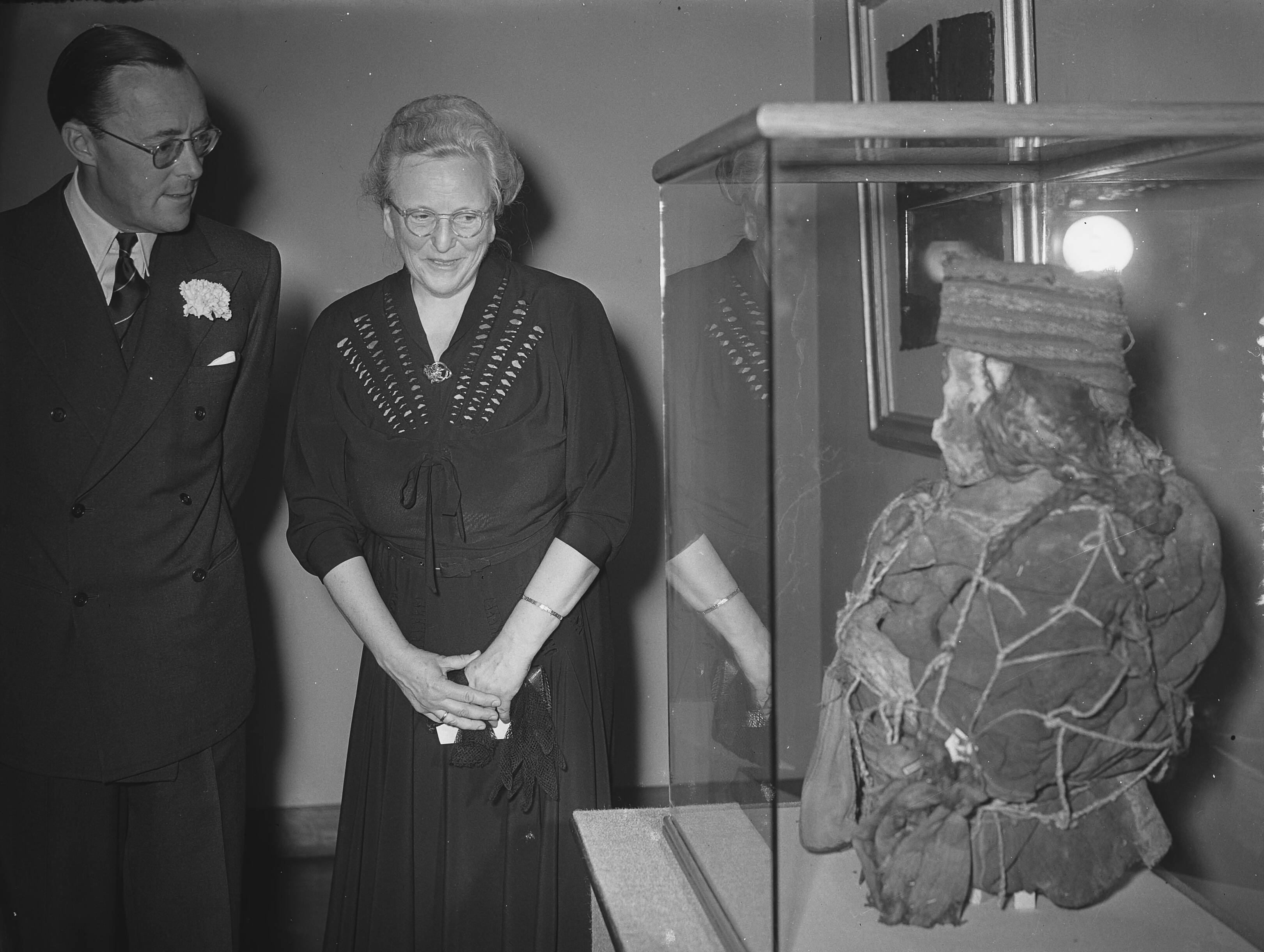 Fotocollectie Anefo — Prins Bernhard opent in Utrecht de tentoonstelling "De Schatten van Peru" — Foto: Bilsen, Joop van / Anefo. Licentie: Set B: Rechtenvrij / Publiek Domein. Bron: Nationaal Archief. http://hdl.handle.net/10648/a9282114-d0b4-102d-bcf8-003048976d84