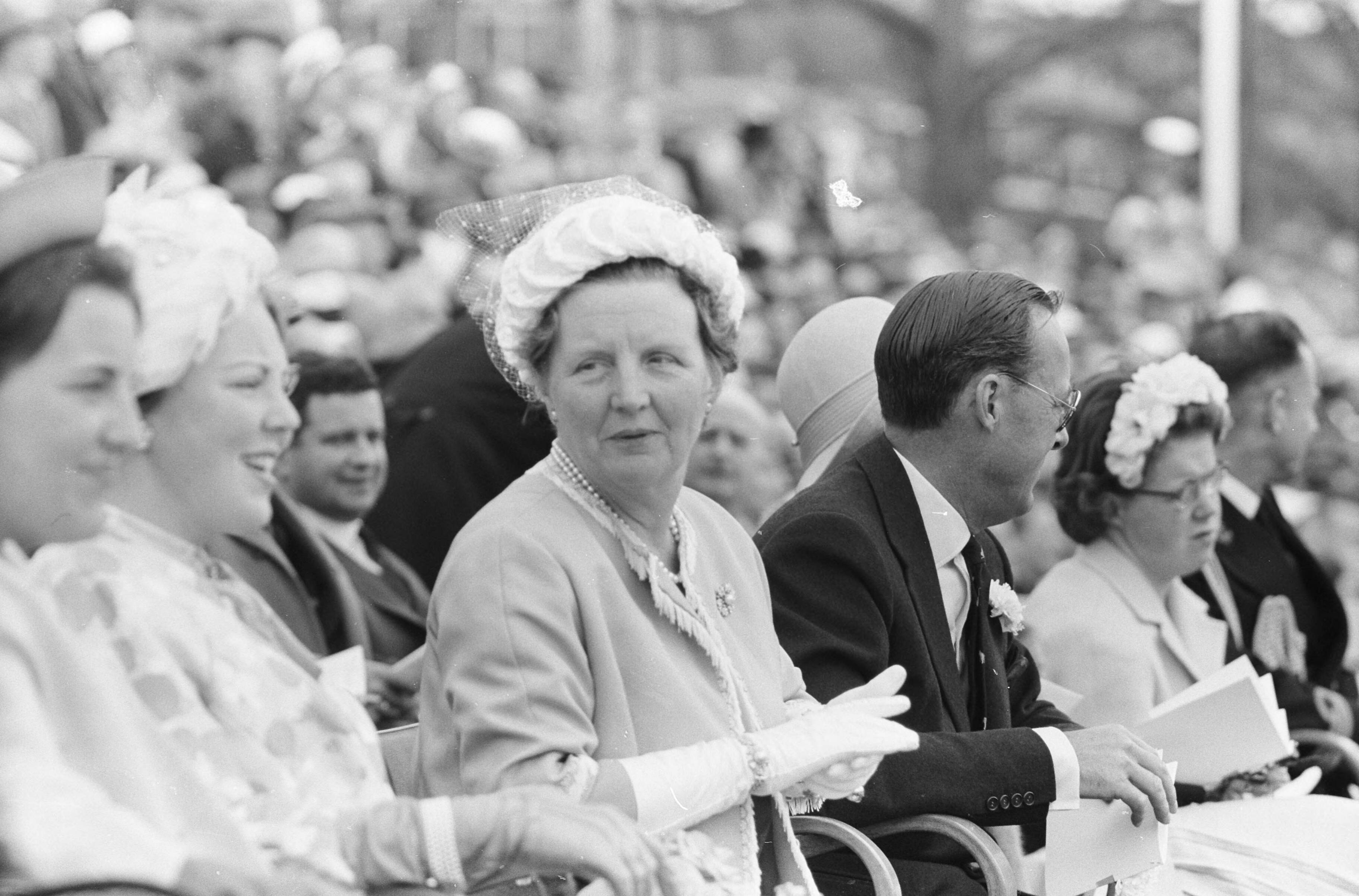 Koninklijk bezoek aan Groningen en Friesland (1962) — Koninklijk bezoek aan Leeuwarden — Foto: Pot, Harry / Anefo. Licentie: Set B: Rechtenvrij / Publiek Domein. Bron: Nationaal Archief. http://hdl.handle.net/10648/aa06e3ea-d0b4-102d-bcf8-003048976d84