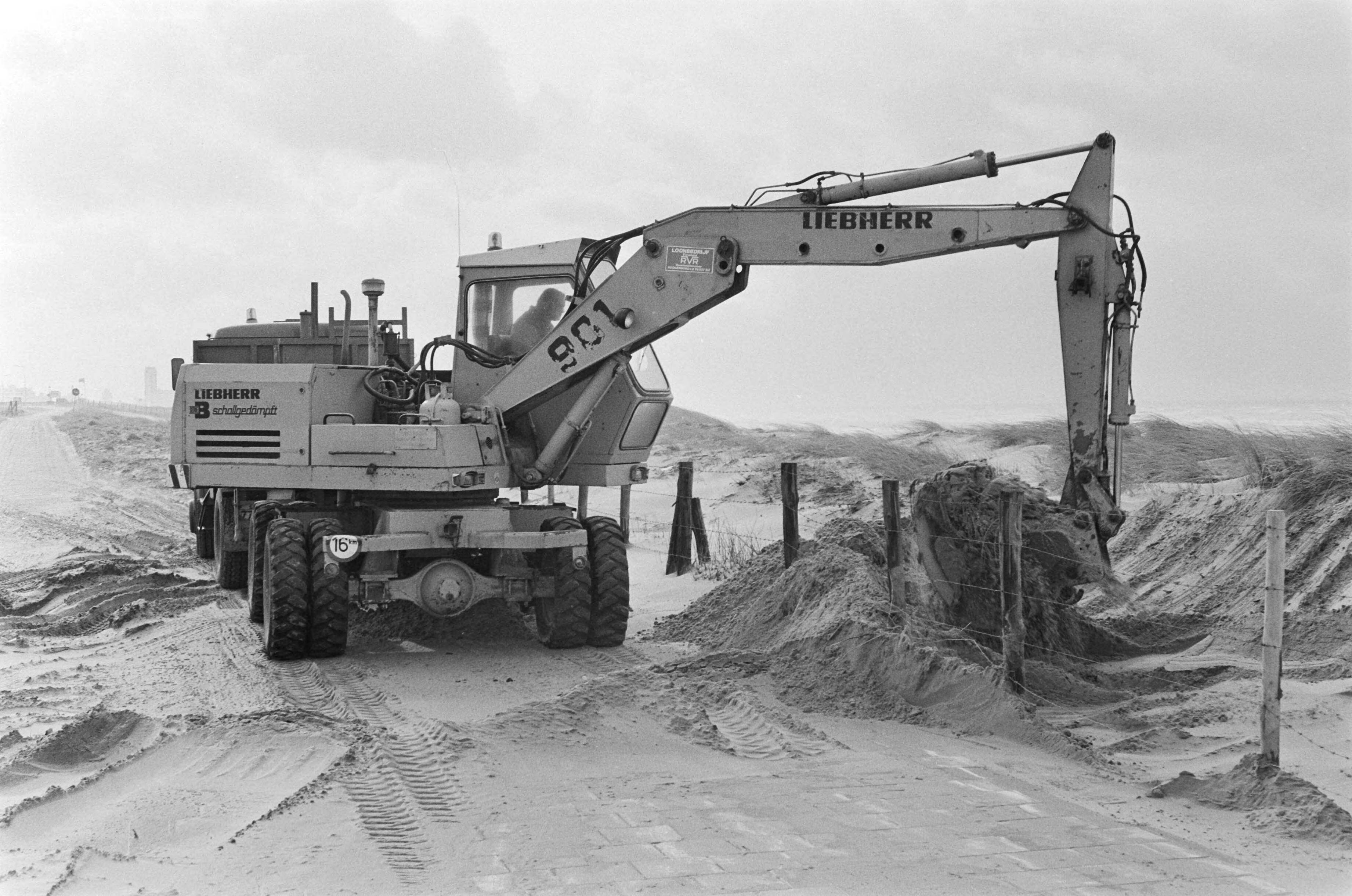 Fotocollectie Anefo — In Zandvoort is men bezig zandwallen op het strand op te werpen als extra bescherming tegen eventuele duinafslag door de noordwesterstorm — Foto: Antonisse, Marcel / Anefo. Licentie: Set B: Rechtenvrij / Publiek Domein. Bron: Nationaal Archief. http://hdl.handle.net/10648/acf49e4e-d0b4-102d-bcf8-003048976d84