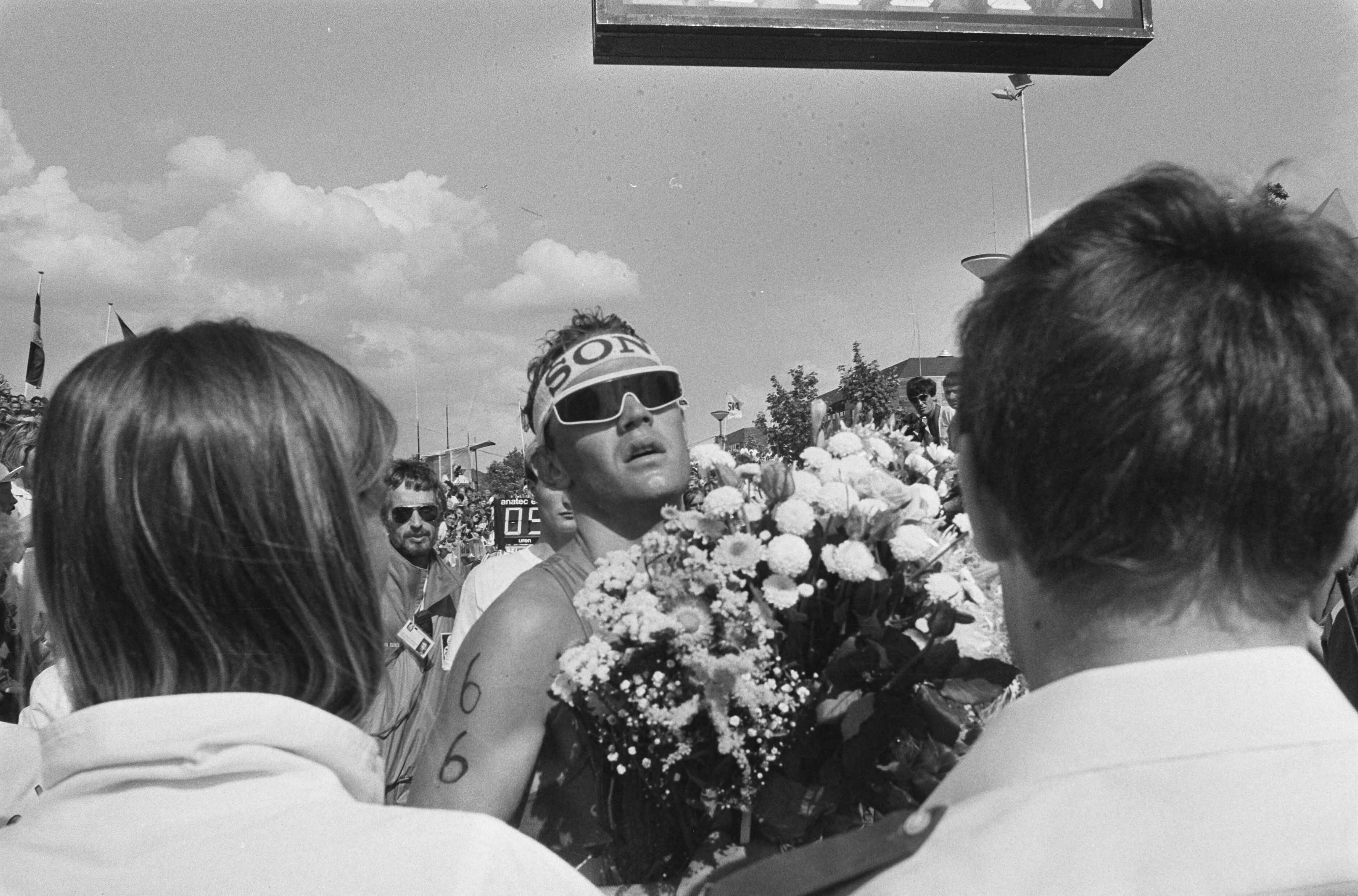 Fotocollectie Anefo — Holland Triathlon 1986 in Almere; vermoeide winnaar Axel Koenders na de finish — Foto: Bogaerts, Rob / Anefo. Licentie: Set B: Rechtenvrij / Publiek Domein. Bron: Nationaal Archief. http://hdl.handle.net/10648/ad562d30-d0b4-102d-bcf8-003048976d84