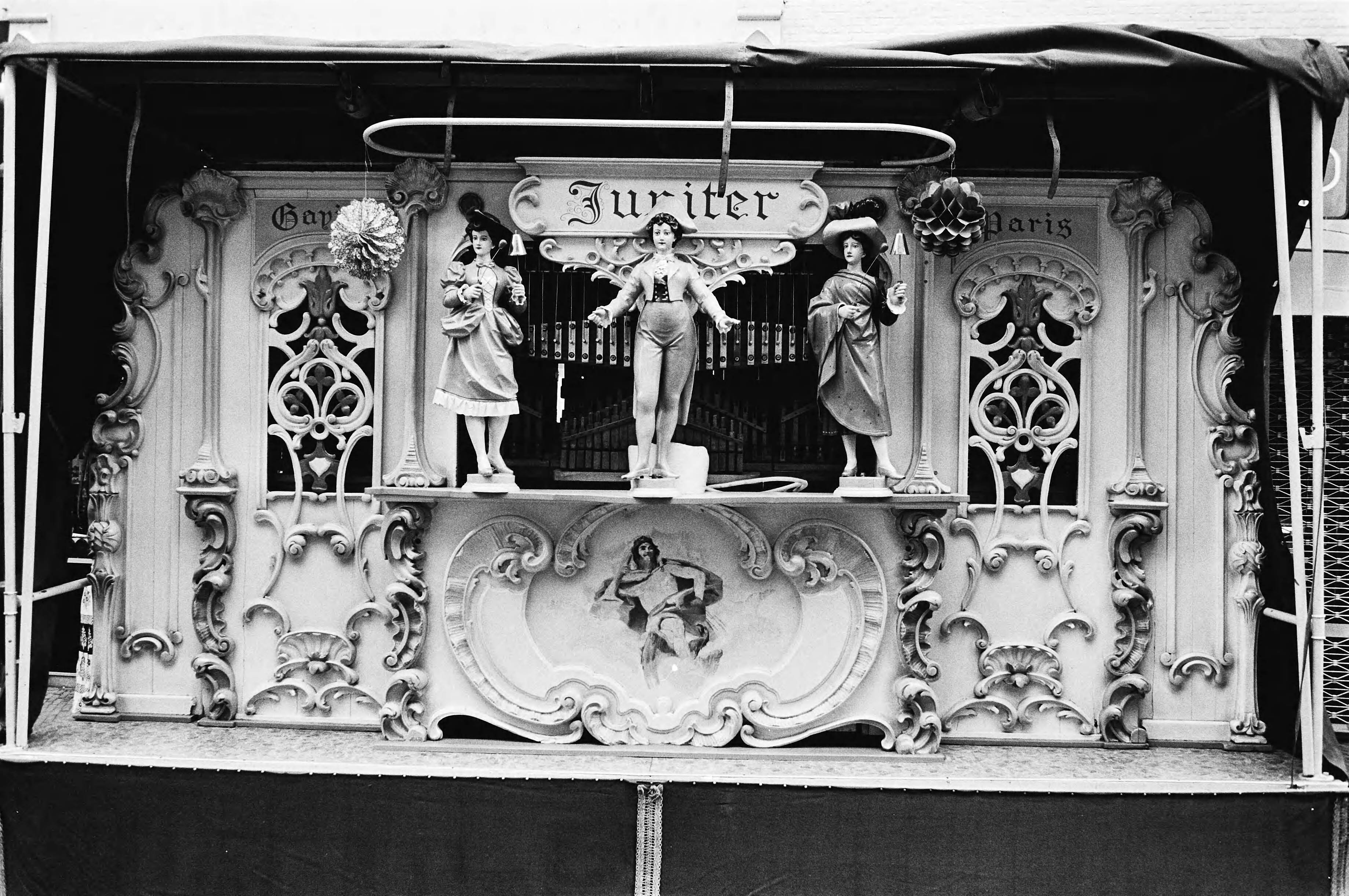 Draaiorgels op de Grote Markt in Haarlem — Draaiorgel "Jupiter" — Foto: Bogaerts, Rob / Anefo. Licentie: Set B: Rechtenvrij / Publiek Domein. Bron: Nationaal Archief. http://hdl.handle.net/10648/accd439e-d0b4-102d-bcf8-003048976d84