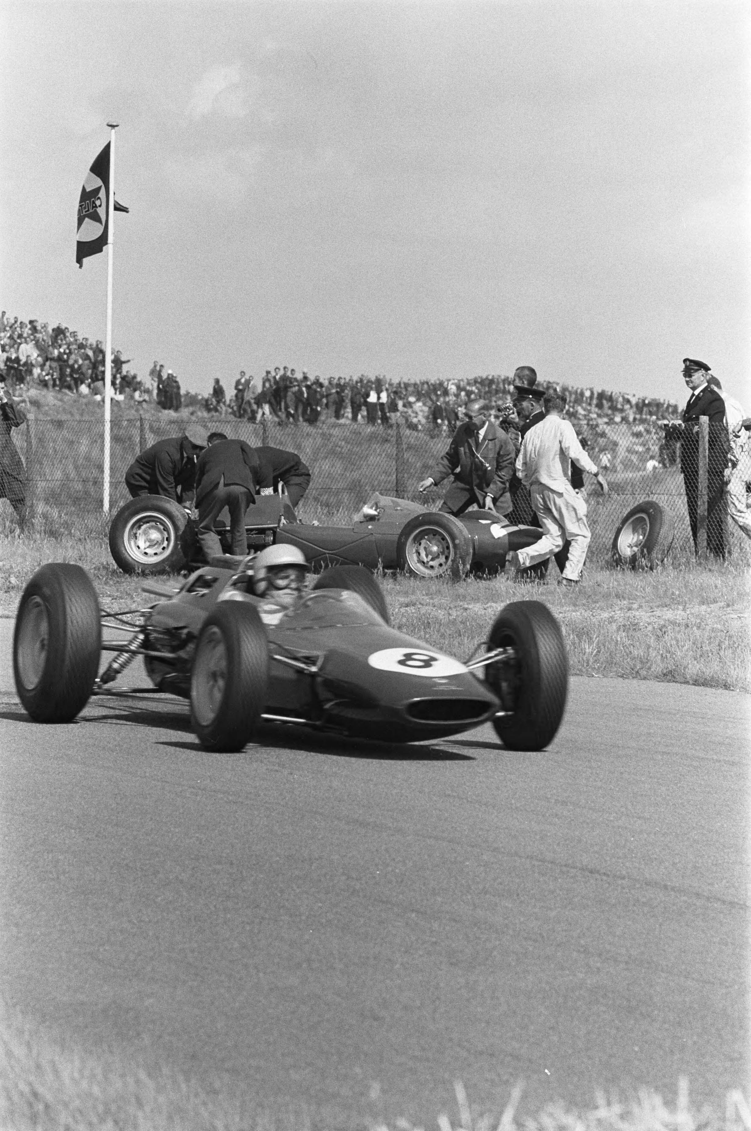 Fotocollectie Anefo — Grand Prix te Zandvoort. Nummer 12 Hill, nummer 22 Taylor 21 — Foto: Pot, Harry / Anefo. Licentie: Set B: Rechtenvrij / Publiek Domein. Bron: Nationaal Archief. http://hdl.handle.net/10648/aa3be7fc-d0b4-102d-bcf8-003048976d84
