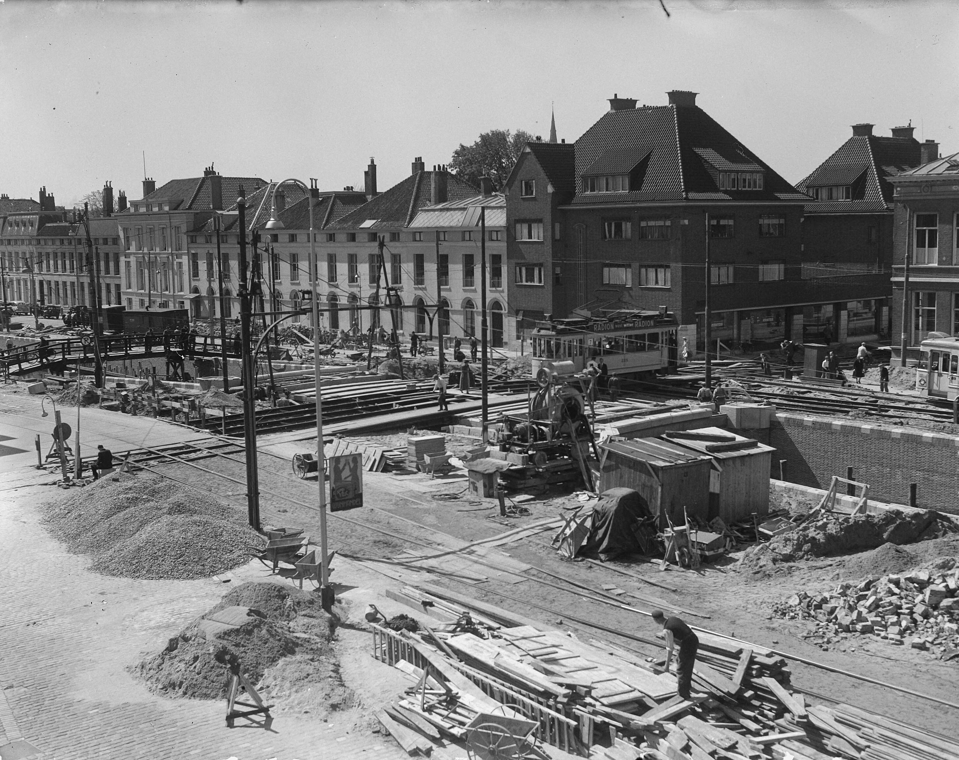 Fotocollectie Anefo — Overzicht werkzaamheden aan Javabrug te Den Haag — Foto: Winterbergen, Rolf / Anefo. Licentie: Set B: Rechtenvrij / Publiek Domein. Bron: Nationaal Archief. http://hdl.handle.net/10648/a8d82ccc-d0b4-102d-bcf8-003048976d84