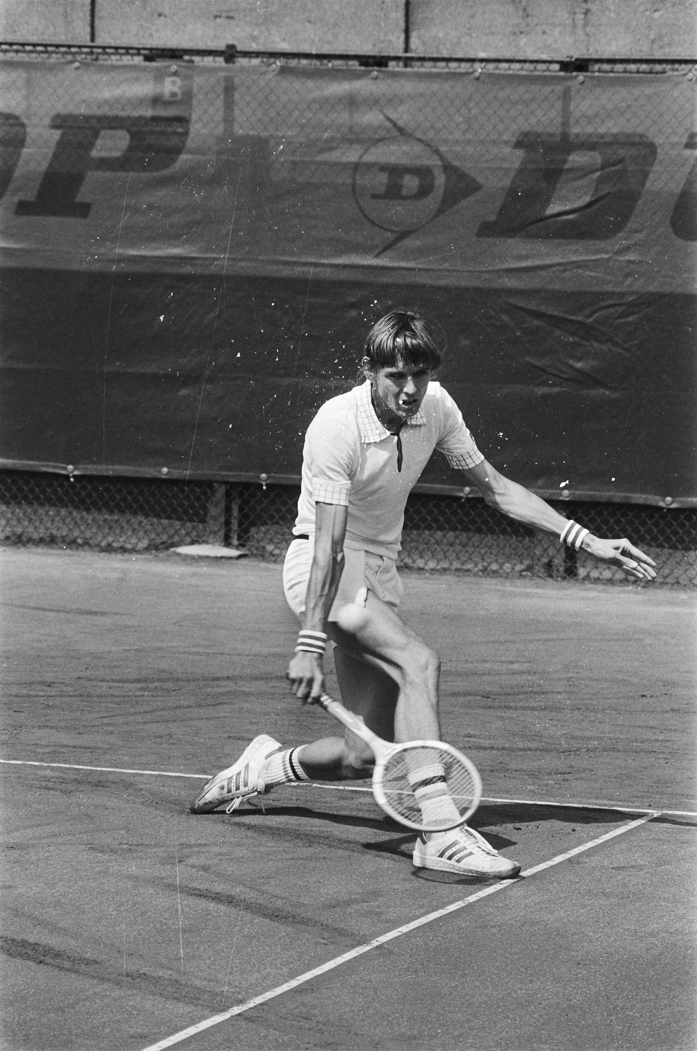 Fotocollectie Anefo — Nationale tenniskampioenschappen Scheveningen; Loek Sanders in actie — Foto: Verhoeff, Bert / Anefo. Licentie: Set B: Rechtenvrij / Publiek Domein. Bron: Nationaal Archief. http://hdl.handle.net/10648/acb9cce2-d0b4-102d-bcf8-003048976d84