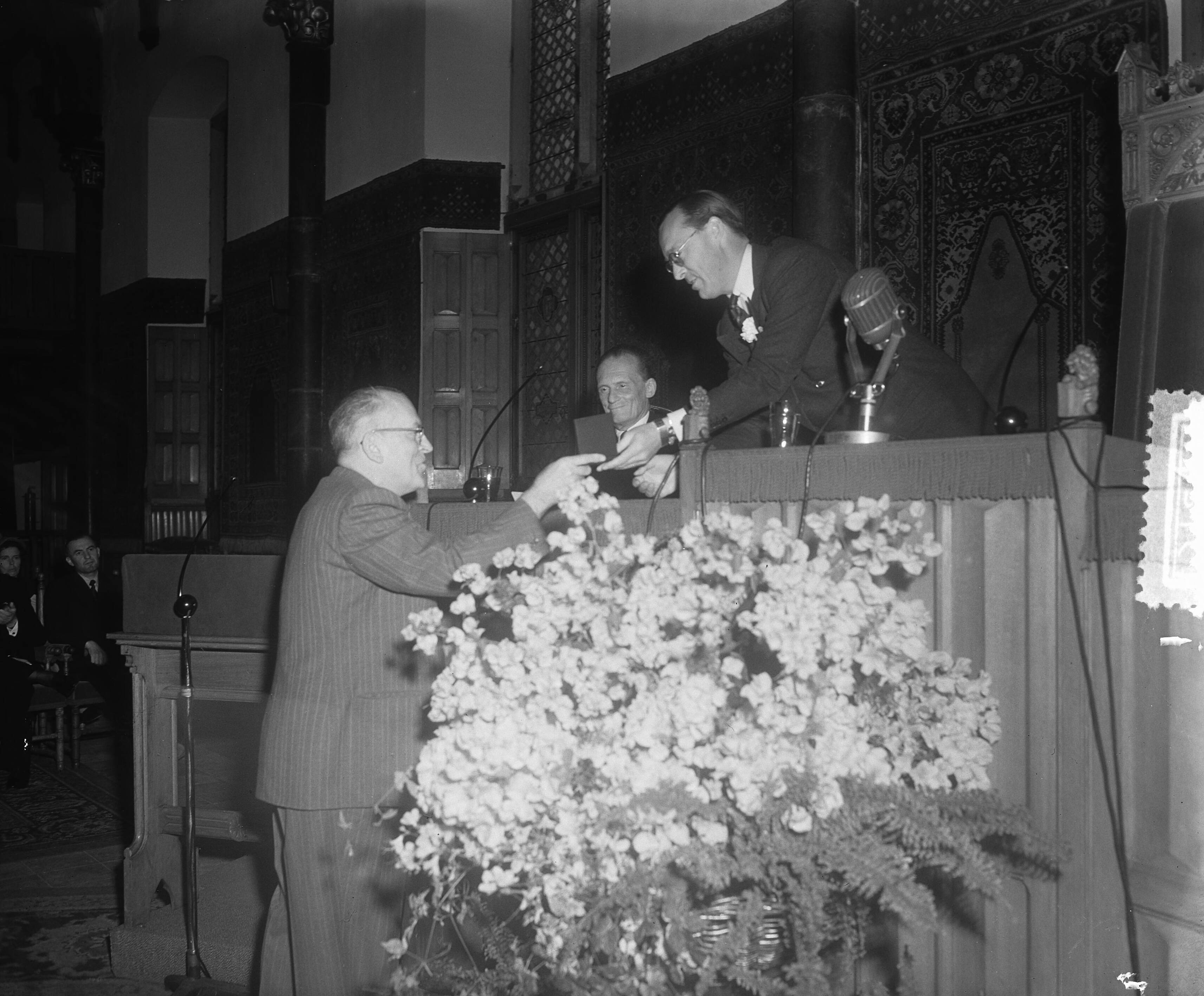 Fotocollectie Anefo — Prins Bernhard opent de 46e jaarvergadering der Fédération Aéronautique Internationale in de Ridderzaal te Den Haag — Foto: Pot, Harry / Anefo. Licentie: Set B: Rechtenvrij / Publiek Domein. Bron: Nationaal Archief. http://hdl.handle.net/10648/a90c0ed4-d0b4-102d-bcf8-003048976d84