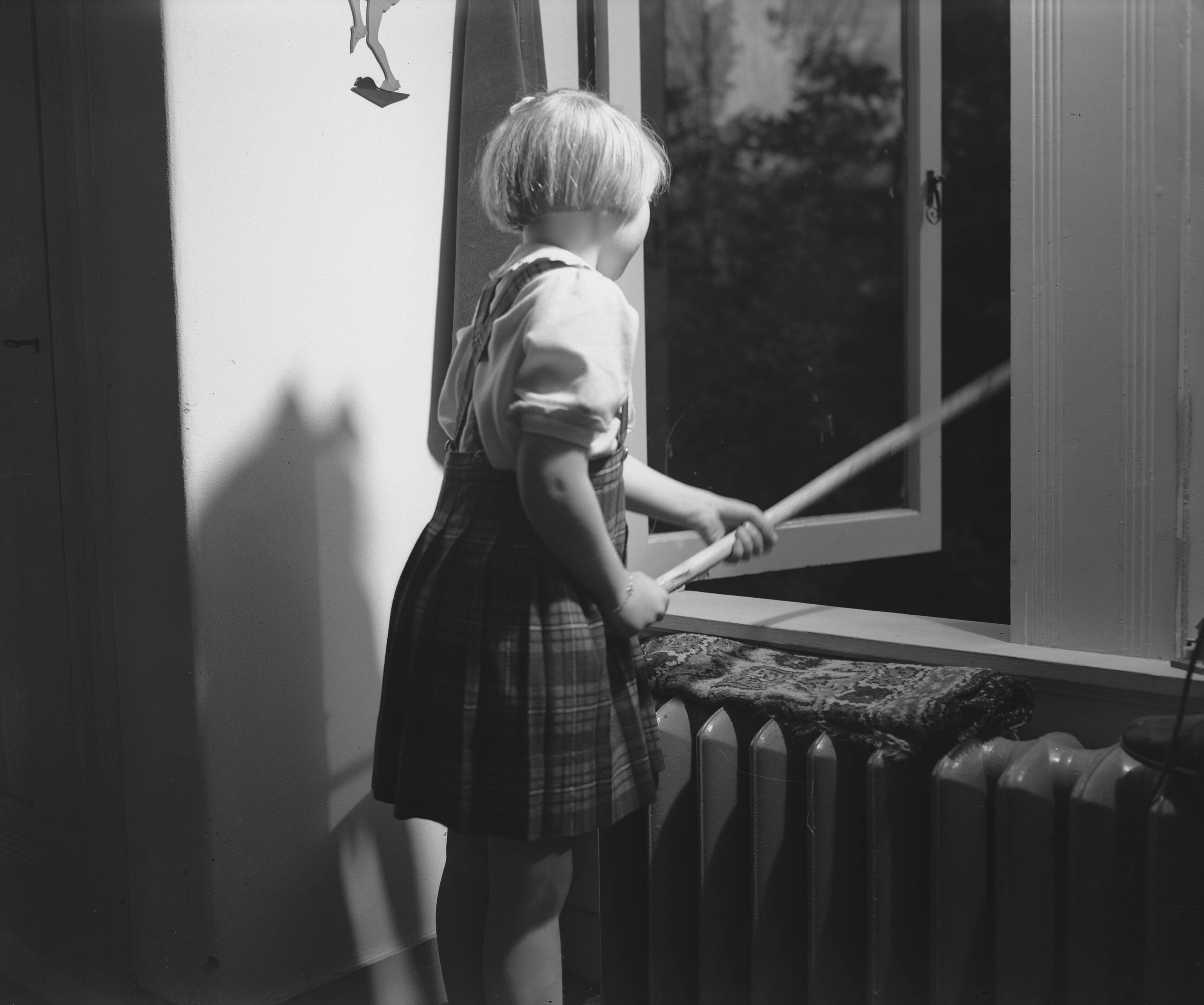 Fotocollectie Anefo — Kindergemeenschap. "De Werkplaats" van Kees Boeke. [Prinses Beatrix schudt een bezem uit buiten een raam] — Foto: Breijer, Charles / Anefo. Licentie: Set B: Rechtenvrij / Publiek Domein. Bron: Nationaal Archief. http://hdl.handle.net/10648/a89a98ee-d0b4-102d-bcf8-003048976d84