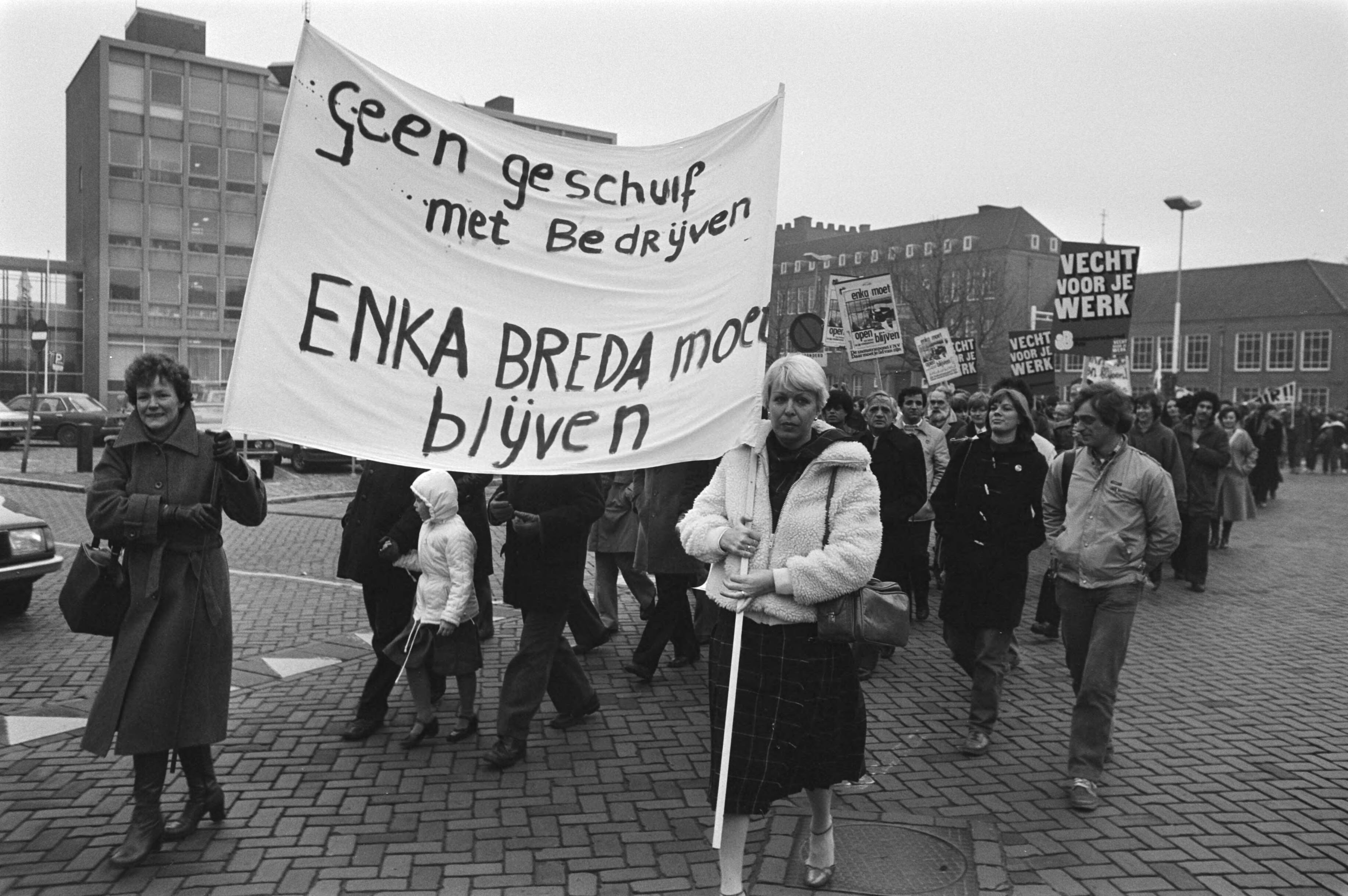 Fotocollectie Anefo — Demonstratie van het Enka-personeel in Breda tegen de aangekondigde sluiting — Foto: Bogaerts, Rob / Anefo. Licentie: Set B: Rechtenvrij / Publiek Domein. Bron: Nationaal Archief. http://hdl.handle.net/10648/acf34d8c-d0b4-102d-bcf8-003048976d84
