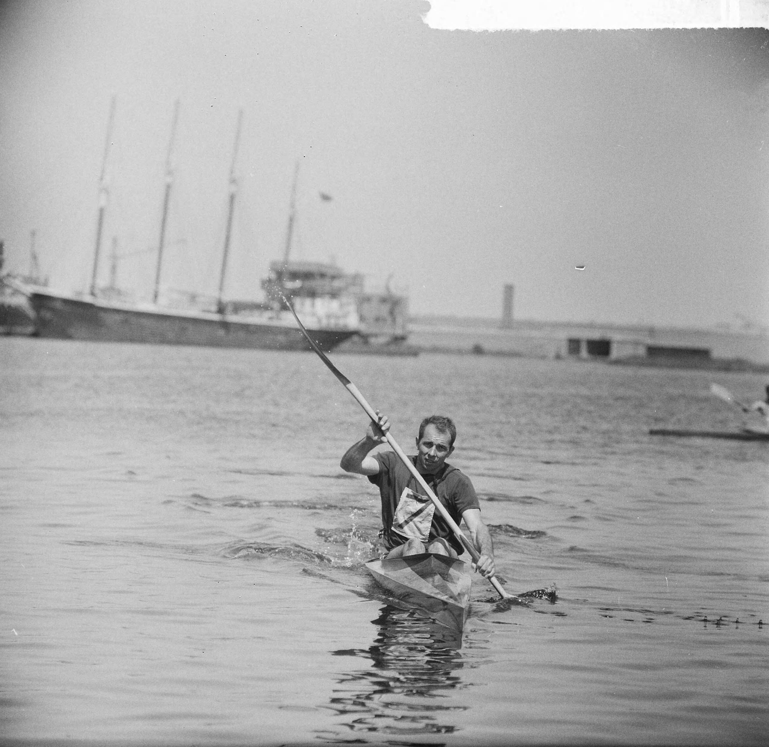 Fotocollectie Anefo — Zaanregatta 1965, Anton Geurts in actie — Foto: Nijs, Jac. de / Anefo. Licentie: Set B: Rechtenvrij / Publiek Domein. Bron: Nationaal Archief. http://hdl.handle.net/10648/aaae7678-d0b4-102d-bcf8-003048976d84