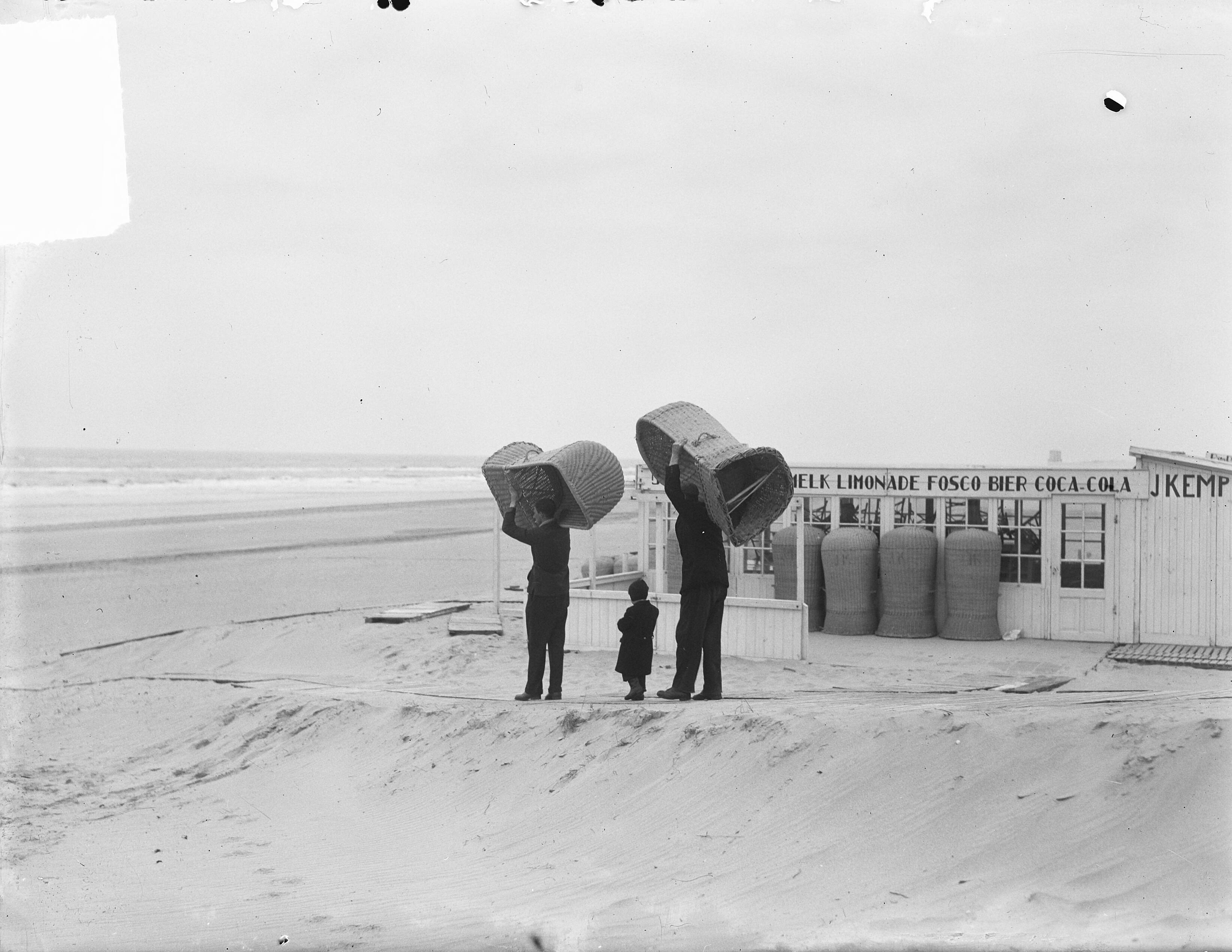 Fotocollectie Anefo — Zandvoort, badstoelen aandragen — Foto: Pot, Harry / Anefo. Licentie: Set B: Rechtenvrij / Publiek Domein. Bron: Nationaal Archief. http://hdl.handle.net/10648/a8d68692-d0b4-102d-bcf8-003048976d84
