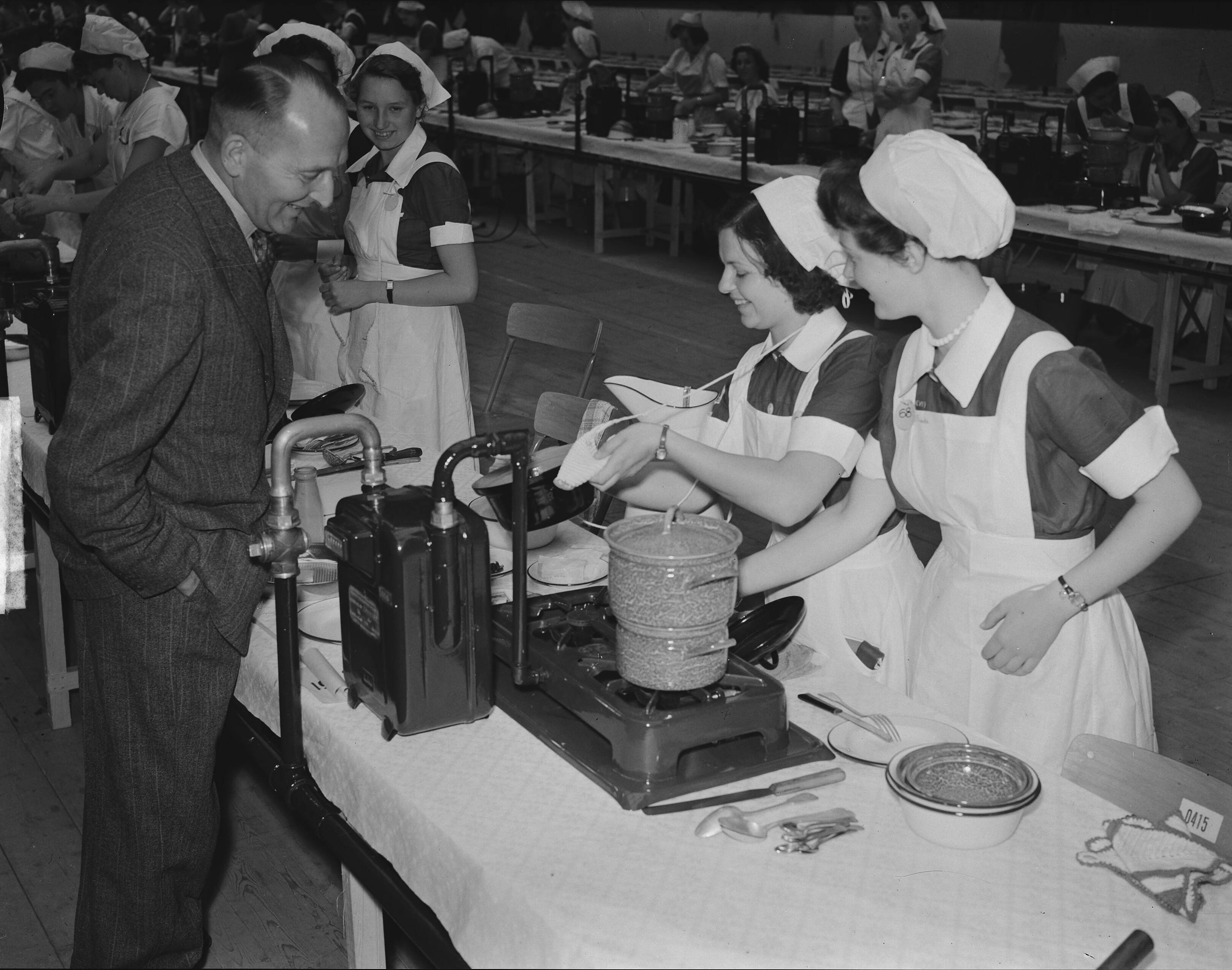 Nationale kookwedstrijd in Den Haag t.g.v. 100 jaar BK Kampen — Foto: Bilsen, Joop van / Anefo. — Licentie: Set B: Rechtenvrij / Publiek Domein. Bron: Nationaal Archief. http://hdl.handle.net/10648/a8ec482e-d0b4-102d-bcf8-003048976d84