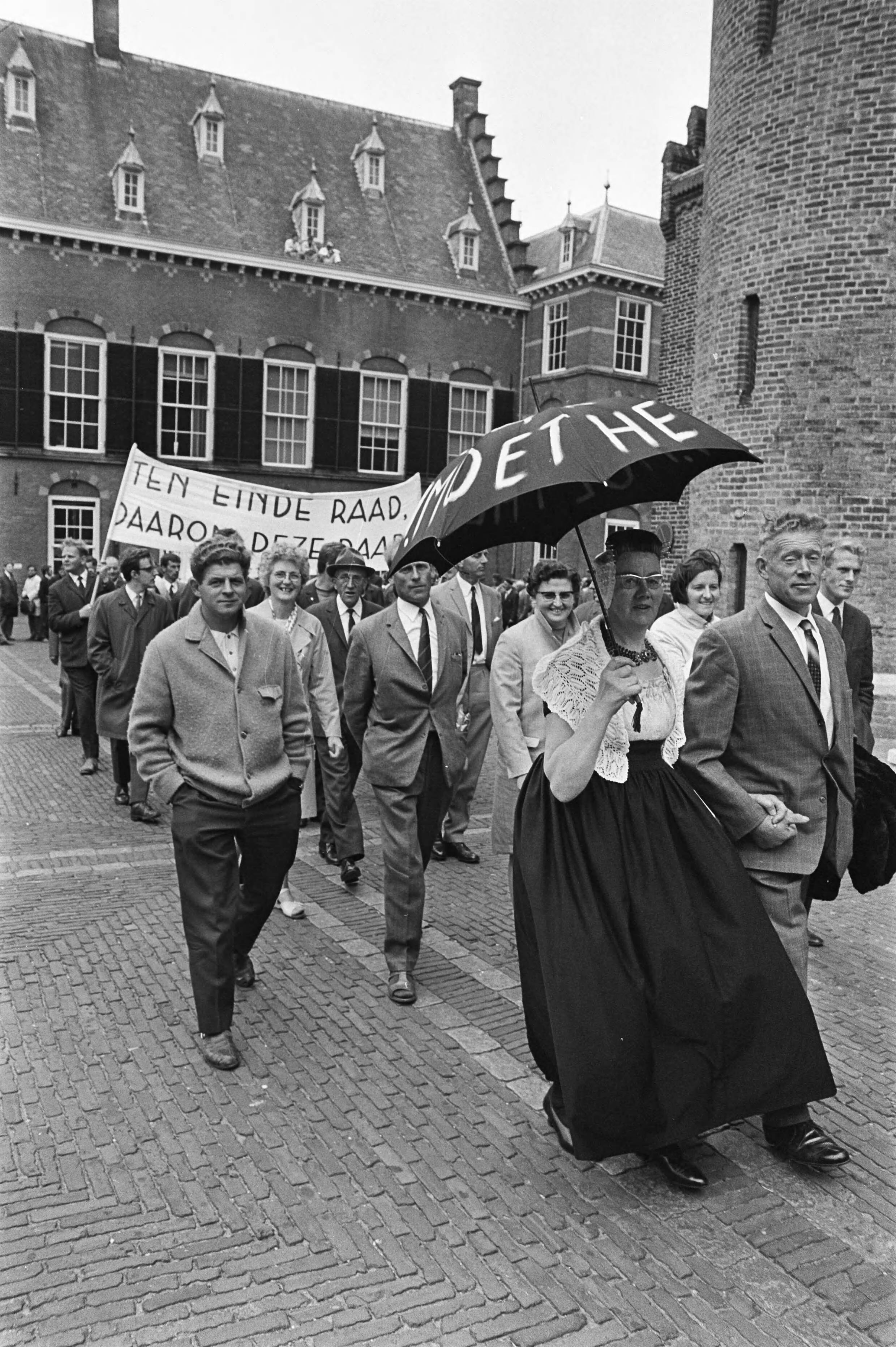 Fotocollectie Anefo — Fruittelers demonstreren met borden in Den Haag ; vrouw in Zeeuwse klederdracht op Binnenhof — Foto: Evers, Joost / Anefo. Licentie: Set B: Rechtenvrij / Publiek Domein. Bron: Nationaal Archief. http://hdl.handle.net/10648/ab98070c-d0b4-102d-bcf8-003048976d84