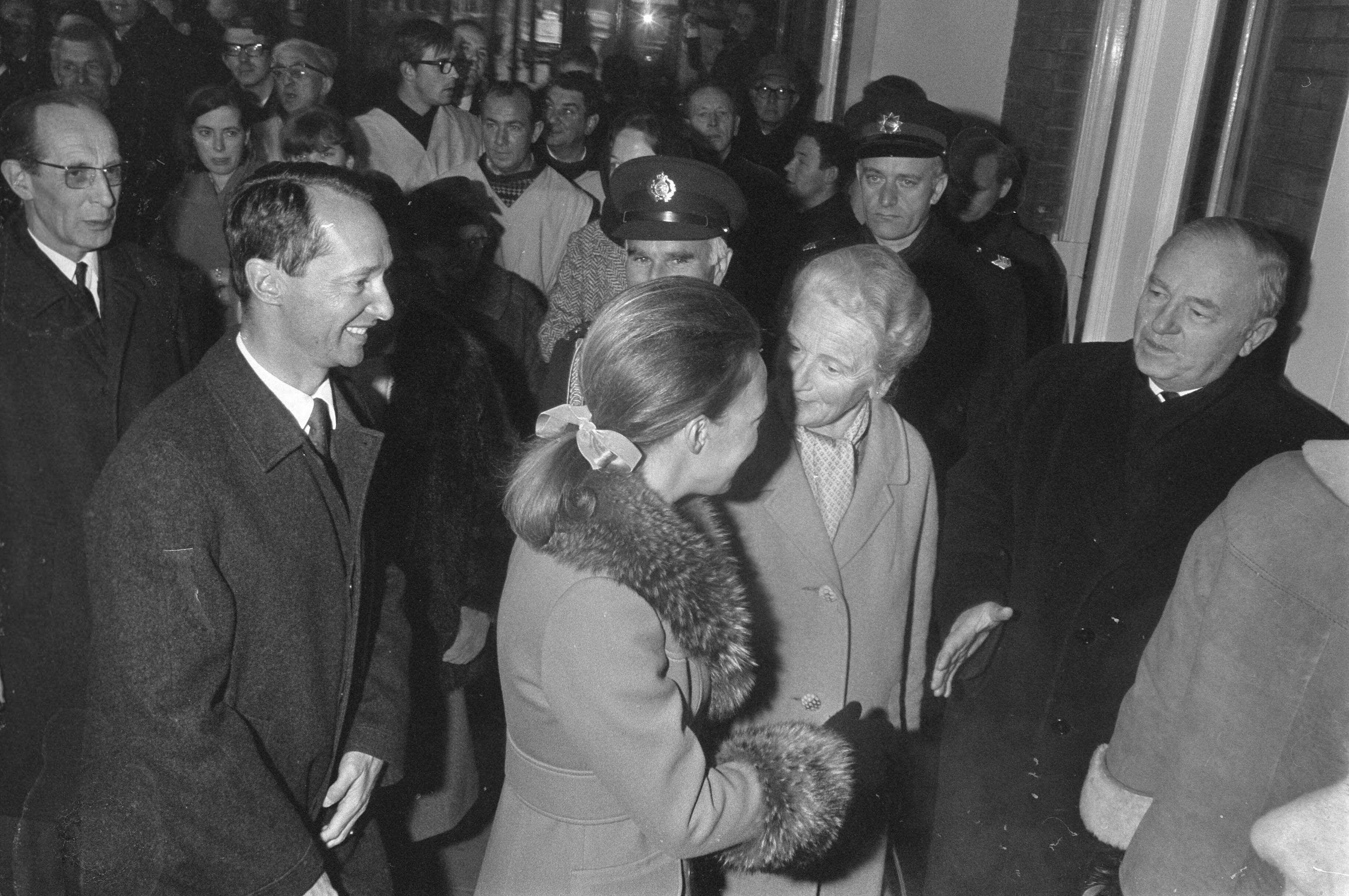 Fotocollectie Anefo — Koninklijke familie is terug uit Lech, prinses Irene en prins Carel Hugo komen aan op station Baarn — Foto: Koch, Eric / Anefo. Licentie: Set B: Rechtenvrij / Publiek Domein. Bron: Nationaal Archief. http://hdl.handle.net/10648/ab634076-d0b4-102d-bcf8-003048976d84