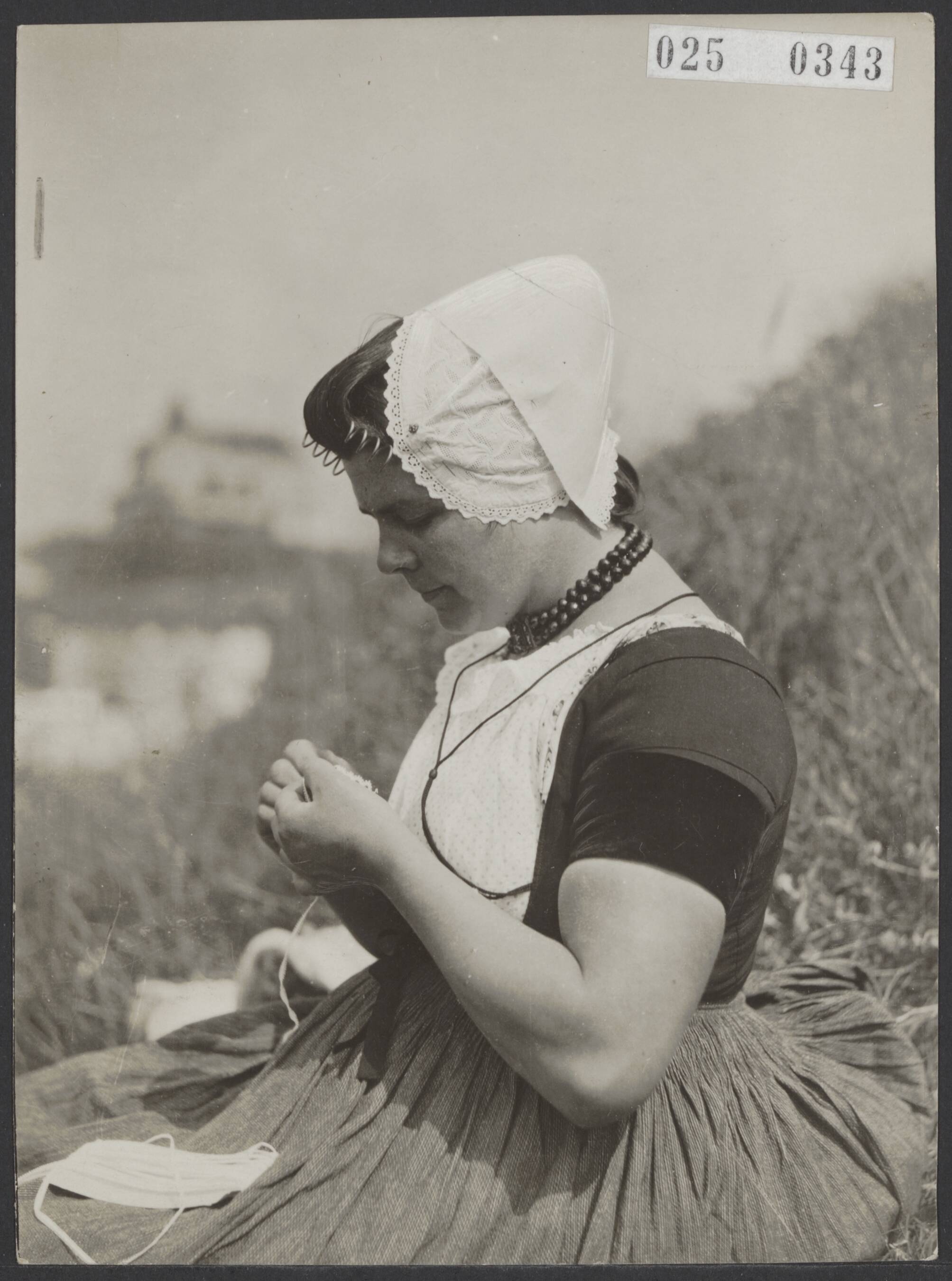 Fotocollectie Elsevier Binnenland — Domburgse boerin die in haar vrije tijd een handwerkje doet aan het strand — Foto: Onbekend / Publiek Domein of Rechtenvrij. Licentie: Set B: Rechtenvrij / Publiek Domein. Bron: Nationaal Archief. http://hdl.handle.net/10648/adda42c8-d0b4-102d-bcf8-003048976d84