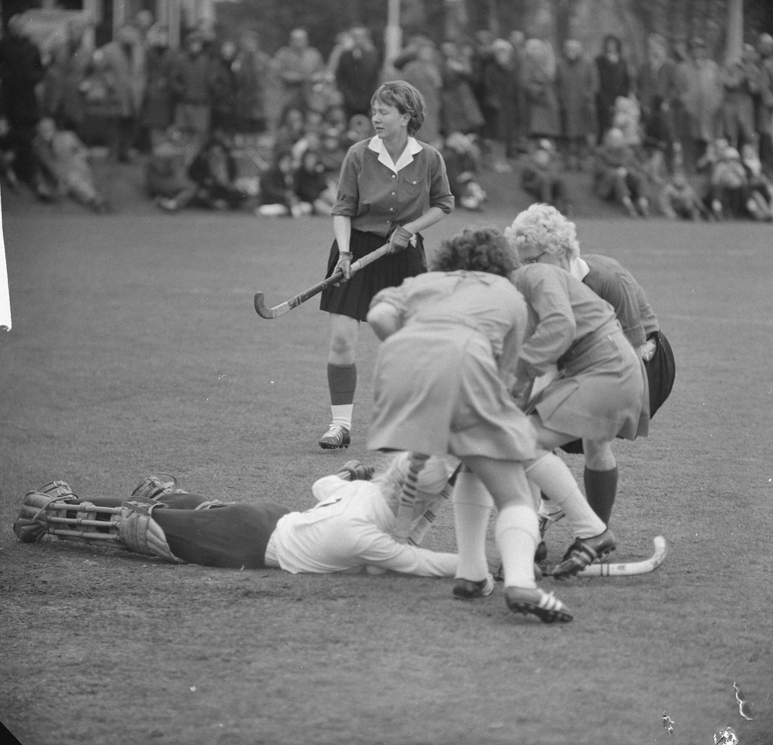 Fotocollectie Anefo — Hockey. Interland dames Nederland tegen West-Duitsland 1-1 — Foto: Nijs, Jac. de / Anefo. Licentie: Set B: Rechtenvrij / Publiek Domein. Bron: Nationaal Archief. http://hdl.handle.net/10648/aa045ca6-d0b4-102d-bcf8-003048976d84