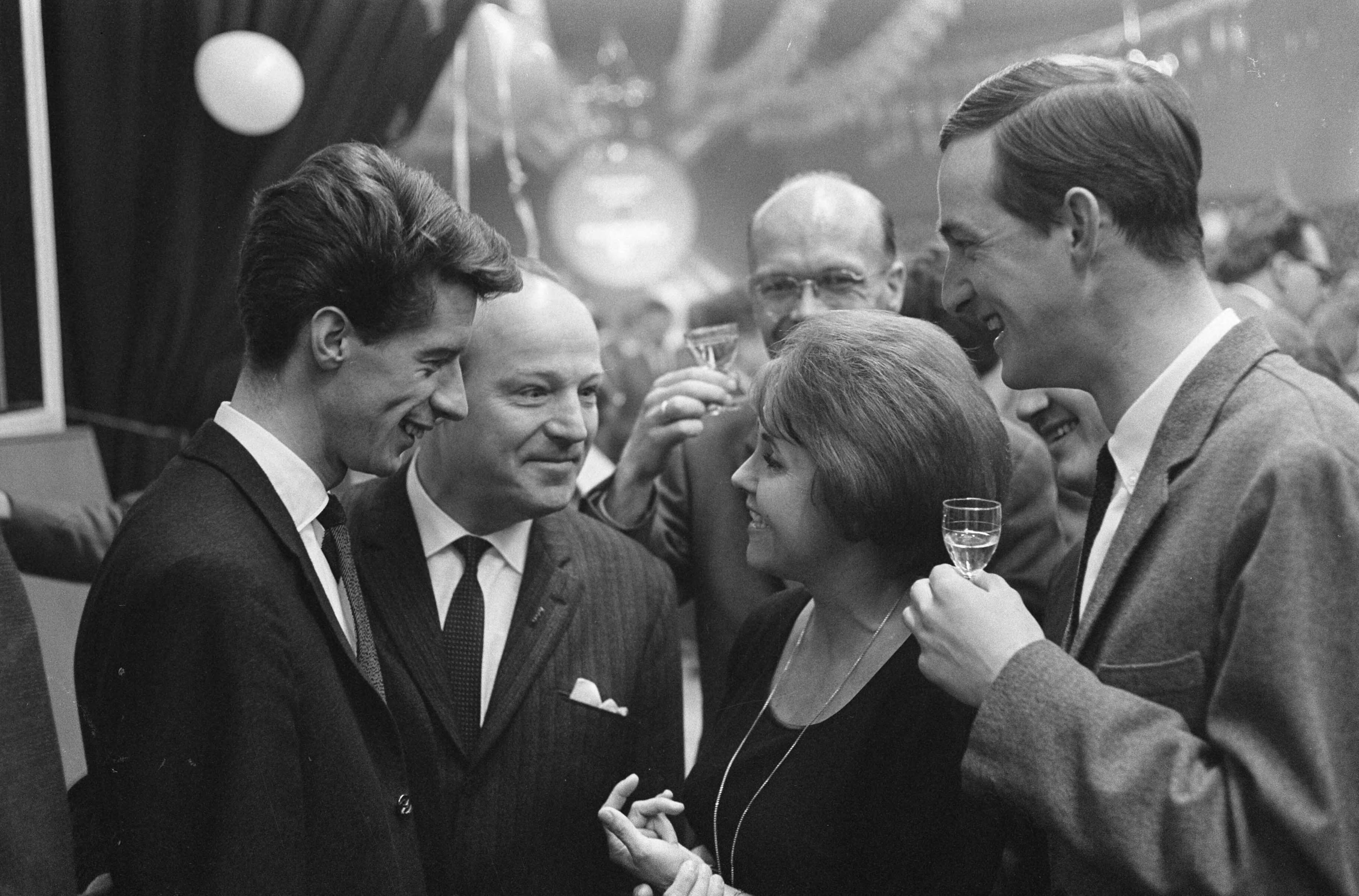 Fotocollectie Anefo — Artiesten op nieuwjaarsreceptie in Studio Phonogram te Hilversum (opdracht De Telegraaf) — Foto: Pot, Harry / Anefo. Licentie: Set B: Rechtenvrij / Publiek Domein. Bron: Nationaal Archief. http://hdl.handle.net/10648/aa2499d0-d0b4-102d-bcf8-003048976d84