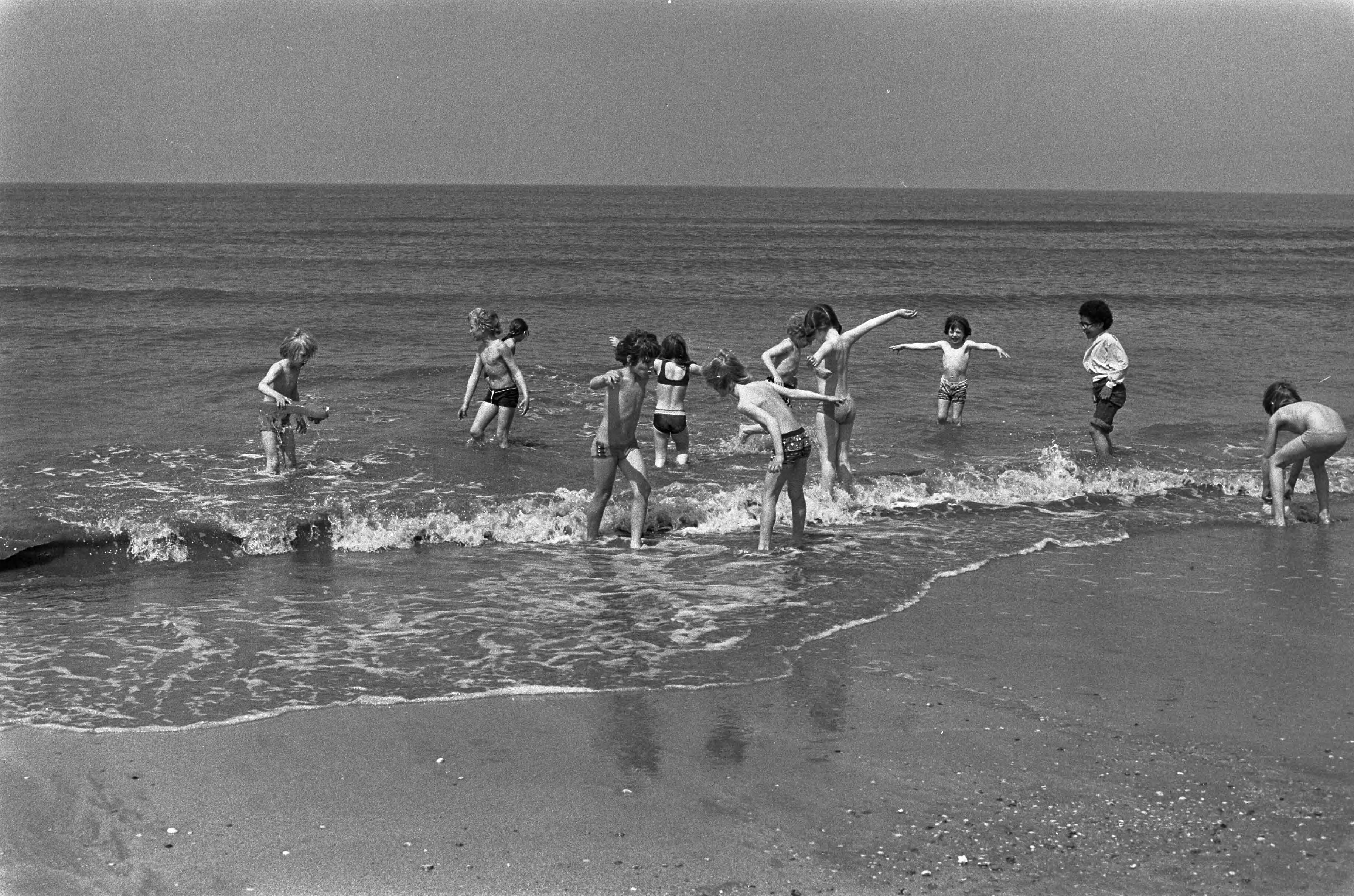 Fotocollectie Anefo — Strandleven Zandvoort, kinderen in zee — Foto: Peters, Hans / Anefo. Licentie: Set B: Rechtenvrij / Publiek Domein. Bron: Nationaal Archief. http://hdl.handle.net/10648/ac2ca5c4-d0b4-102d-bcf8-003048976d84