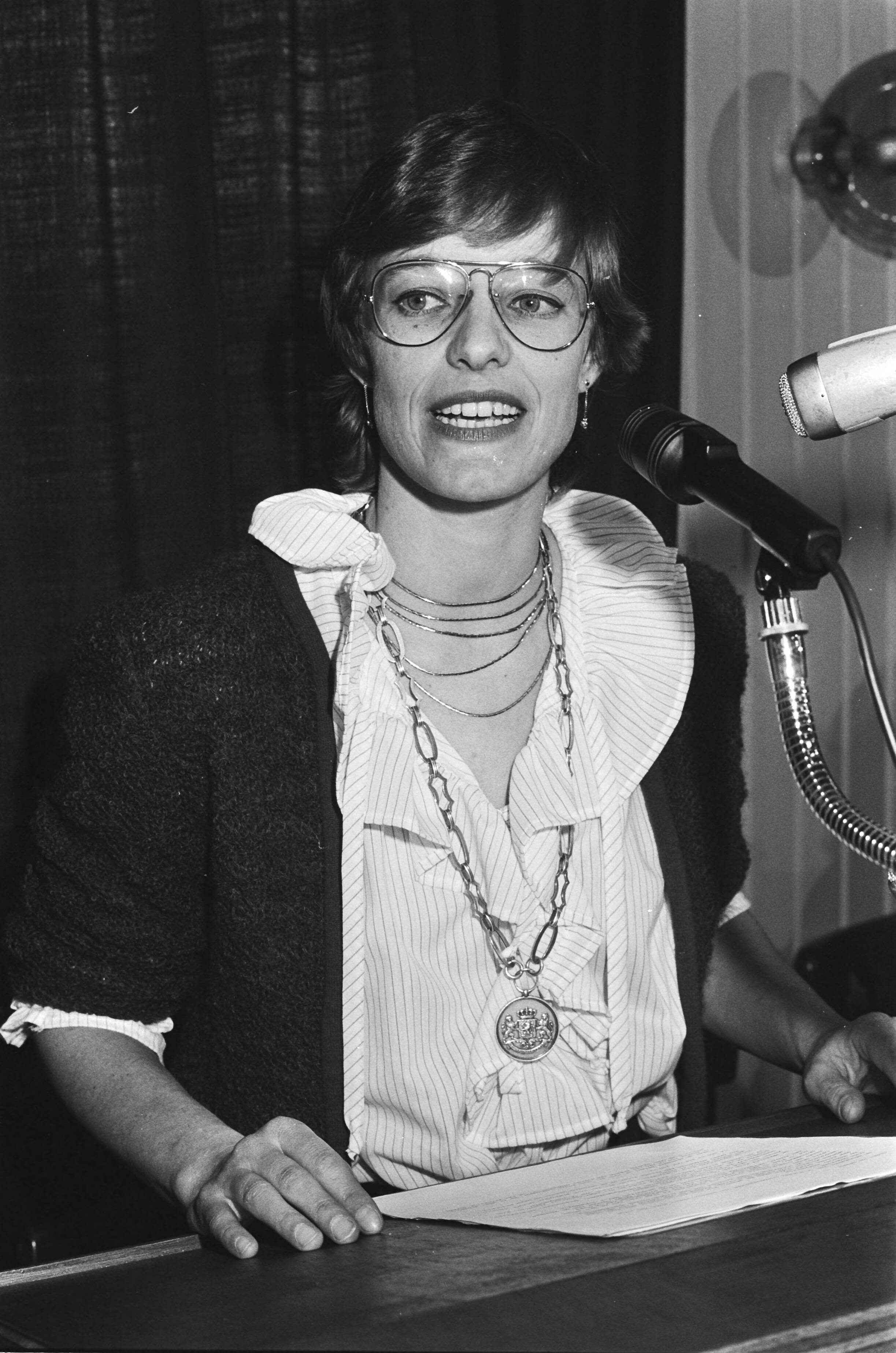 Eerste communistische burgemeester in Nederland — Mevrouw H. Jagersma wordt als eerste communistische burgemeester in Nederland in Beerta geïnstalleerd — Foto: Dijk, Hans van / Anefo. Licentie: Set B: Rechtenvrij / Publiek Domein. Bron: Nationaal Archief. http://hdl.handle.net/10648/ad145356-d0b4-102d-bcf8-003048976d84