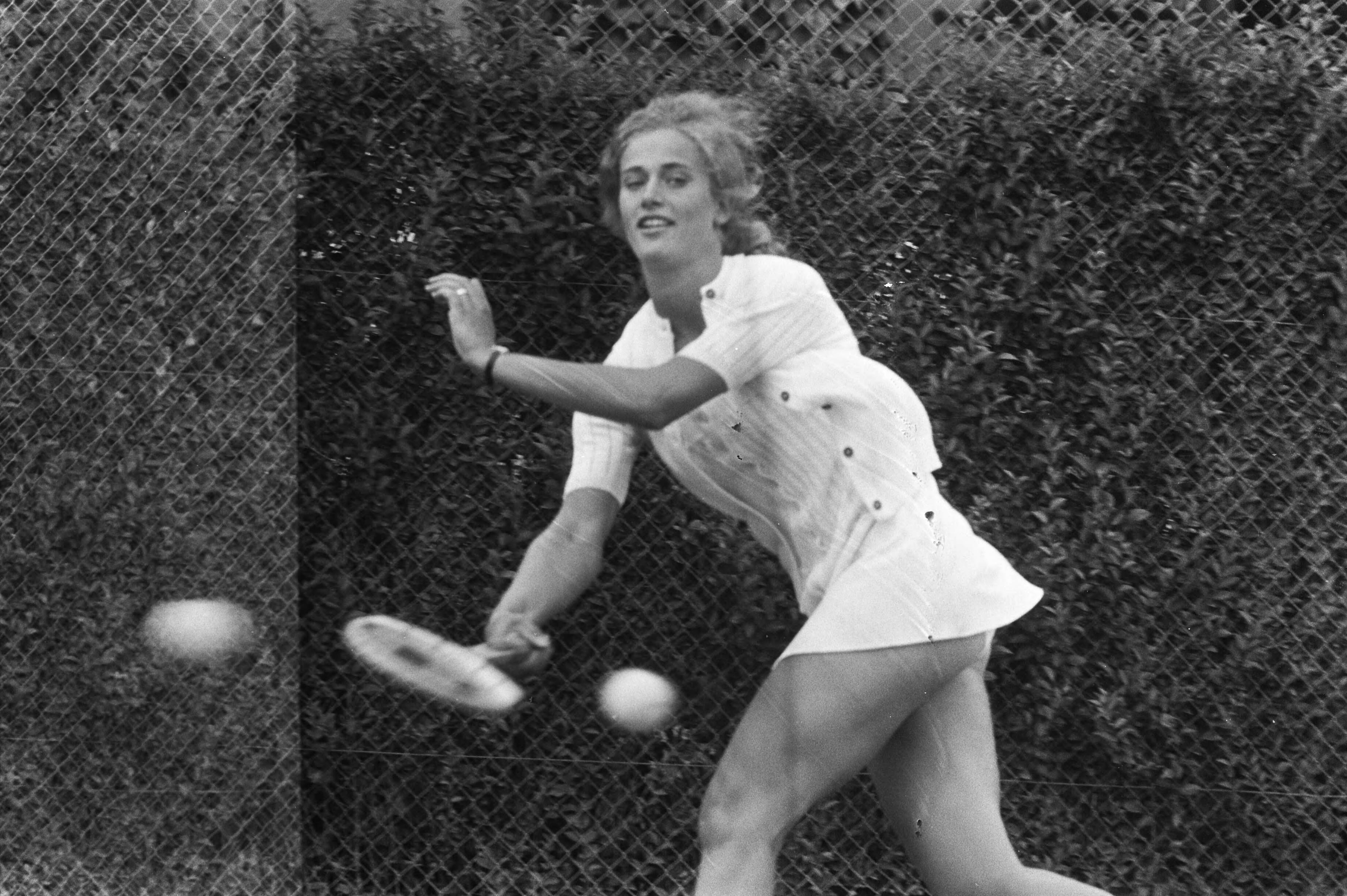 Fotocollectie Anefo — Nederlandse Tenniskampioenschappen te Scheveningen, Elly Appel in aktie — Foto: Verhoeff, Bert / Anefo. Licentie: Set B: Rechtenvrij / Publiek Domein. Bron: Nationaal Archief. http://hdl.handle.net/10648/abf2d826-d0b4-102d-bcf8-003048976d84