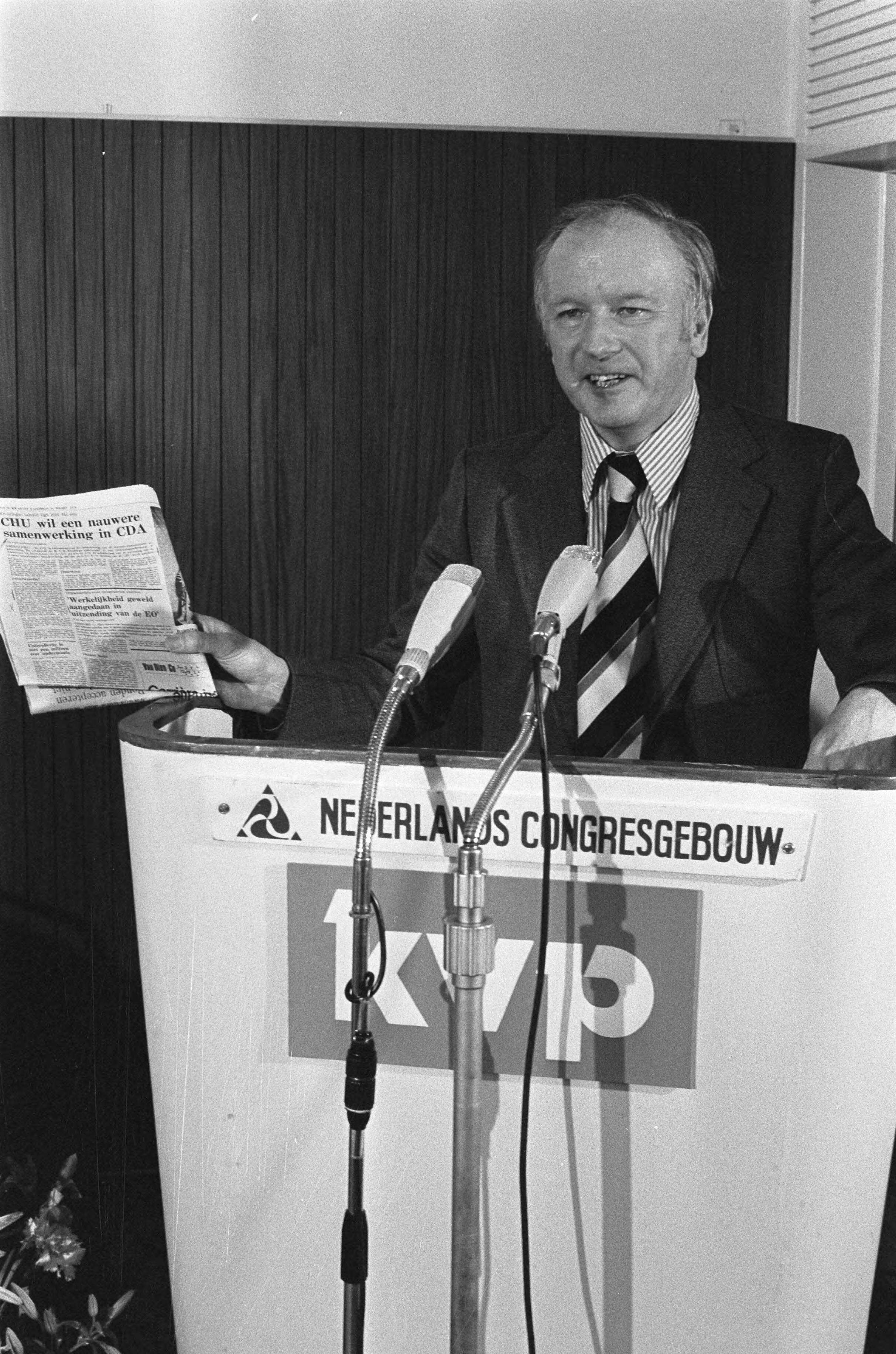 Fotocollectie Anefo — KVP-manifestatie Den Haag ; Kruisinga — Foto: Verhoeff, Bert / Anefo. Licentie: Set B: Rechtenvrij / Publiek Domein. Bron: Nationaal Archief. http://hdl.handle.net/10648/ac46229c-d0b4-102d-bcf8-003048976d84