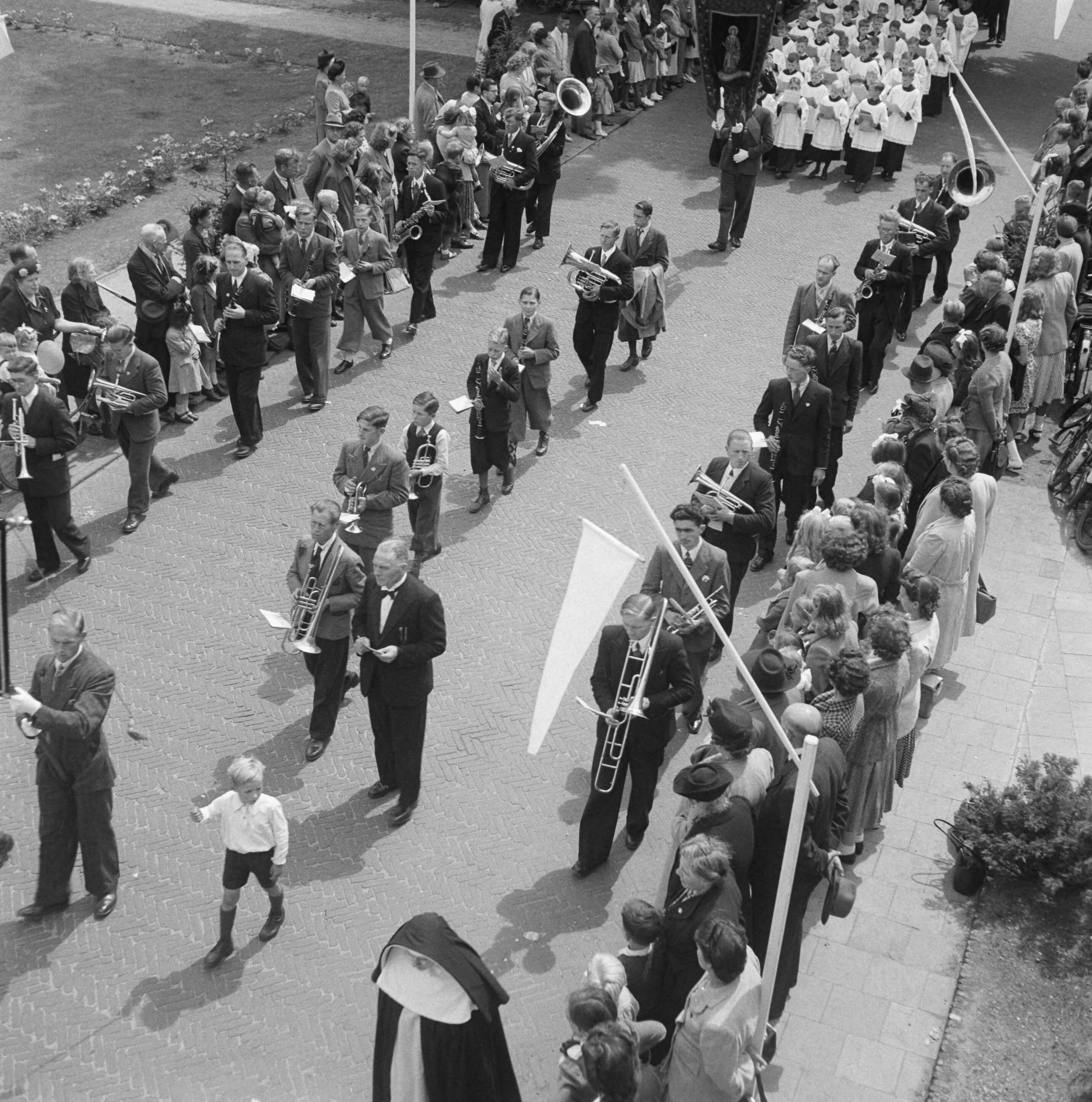 Fotocollectie Anefo — St. Jansprocessie te Laren — Foto: Oorschot, […] van / Anefo. Licentie: Set B: Rechtenvrij / Publiek Domein. Bron: Nationaal Archief. http://hdl.handle.net/10648/a8b88016-d0b4-102d-bcf8-003048976d84