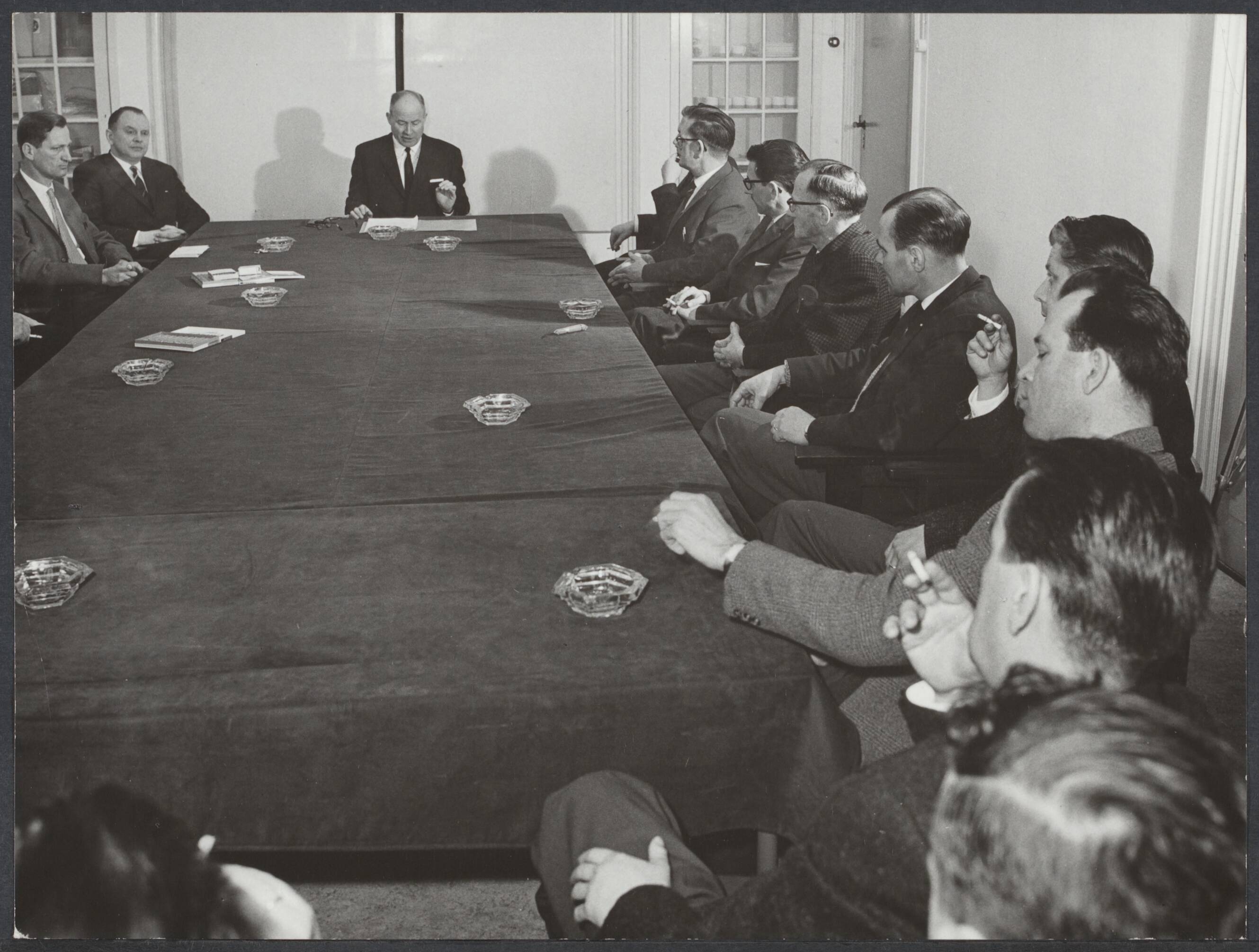 Spaarnestad, ideeënbus - Nederland — Ideeënbus. Vergadering Ideeënbus — Foto: Vermeer, J.M. / Spaarnestad Photo (05887). Licentie: Set B: Rechtenvrij / Publiek Domein. Bron: Nationaal Archief. http://hdl.handle.net/10648/5ea9cbe8-eaae-e307-344e-5336e49f0361