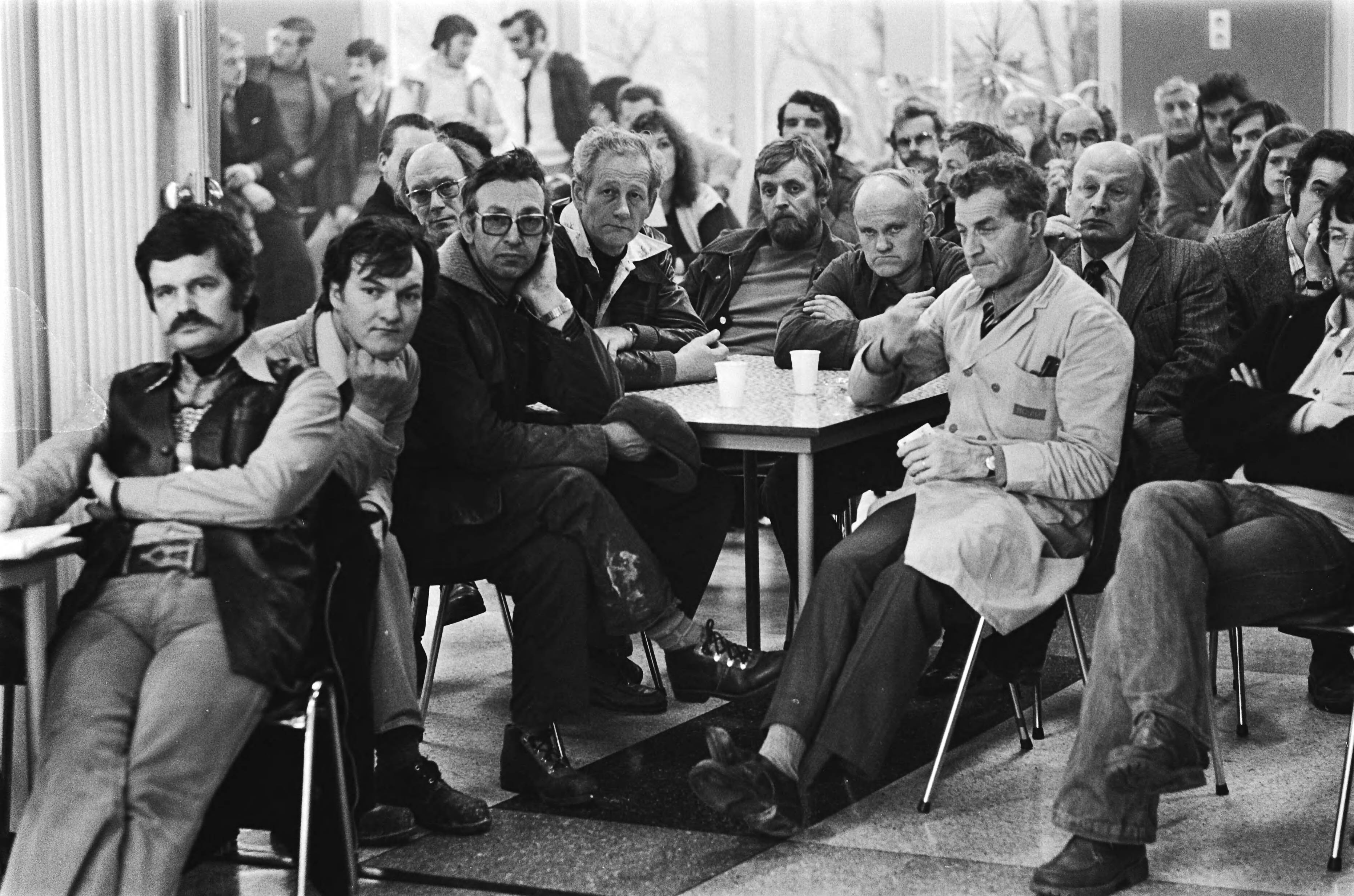 Fotocollectie Anefo — Bezetting KSH Koog aan de Zaan ; bezettende werknemers bijeen — Foto: Suyk, Koen / Anefo. Licentie: Set B: Rechtenvrij / Publiek Domein. Bron: Nationaal Archief. http://hdl.handle.net/10648/acadfcf0-d0b4-102d-bcf8-003048976d84