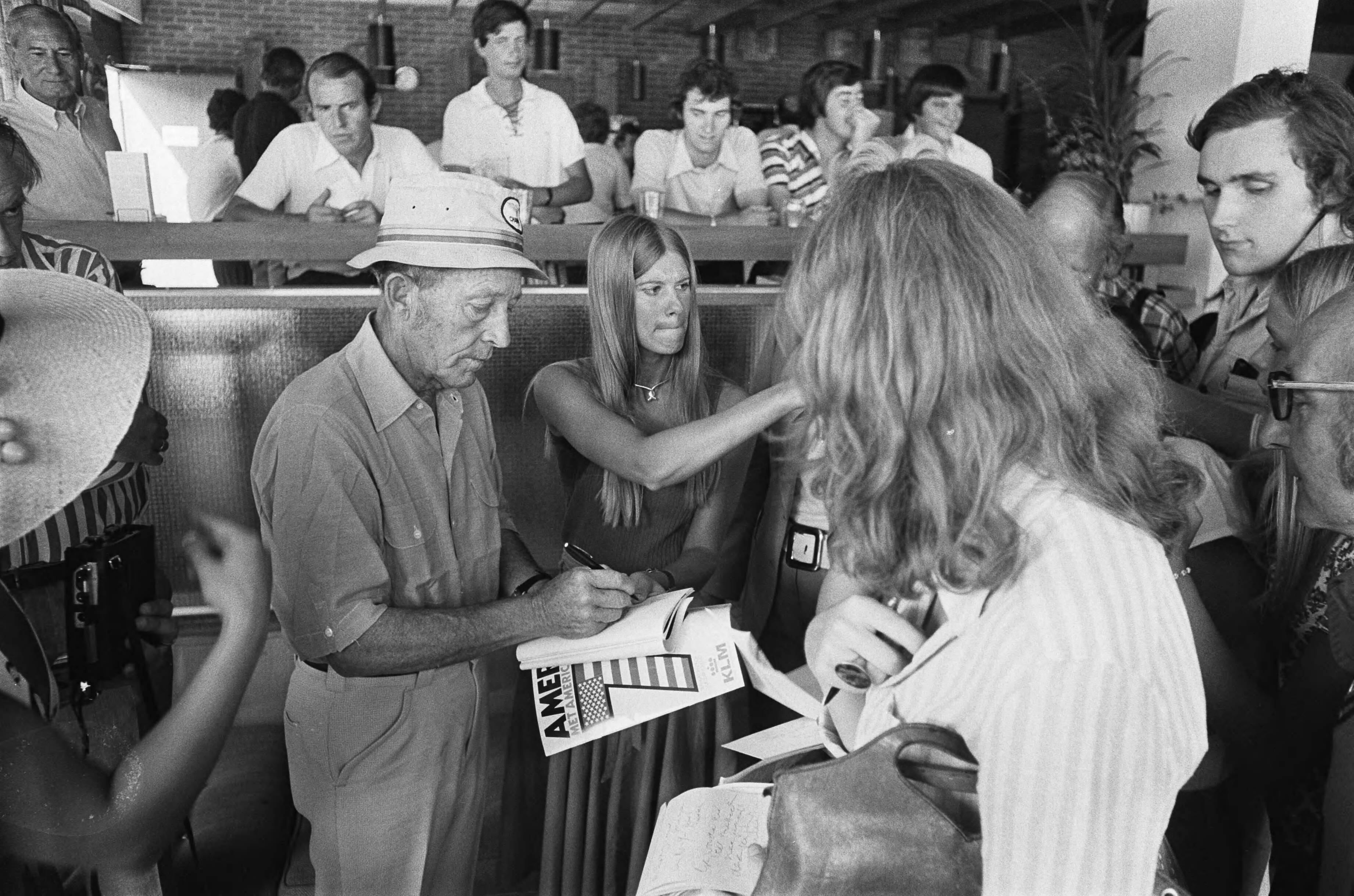 Bing Crosby en Pieter van Vollenhoven spelen in het American Express Pro-Am golftoernooi — Bing Crosby deelt handtekeningen uit — Foto: Verhoeff, Bert / Anefo. Licentie: Set B: Rechtenvrij / Publiek Domein. Bron: Nationaal Archief. http://hdl.handle.net/10648/ac6f22d2-d0b4-102d-bcf8-003048976d84
