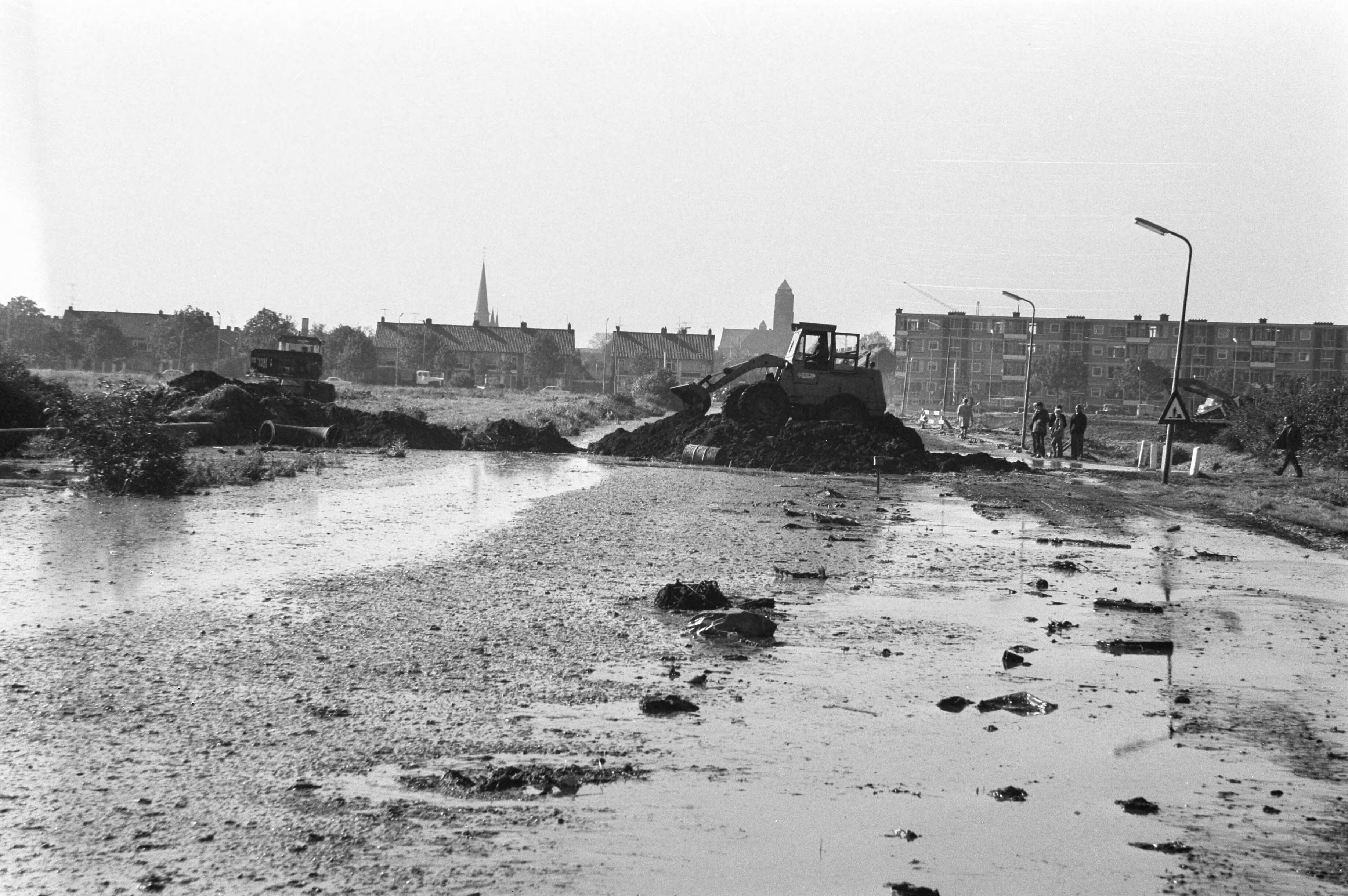 Fotocollectie Anefo — Overstroomd bouwterrein in Alphen aan den Rijn — Foto: Behrens, Herbert F. / Anefo. Licentie: Set B: Rechtenvrij / Publiek Domein. Bron: Nationaal Archief. http://hdl.handle.net/10648/abf83096-d0b4-102d-bcf8-003048976d84