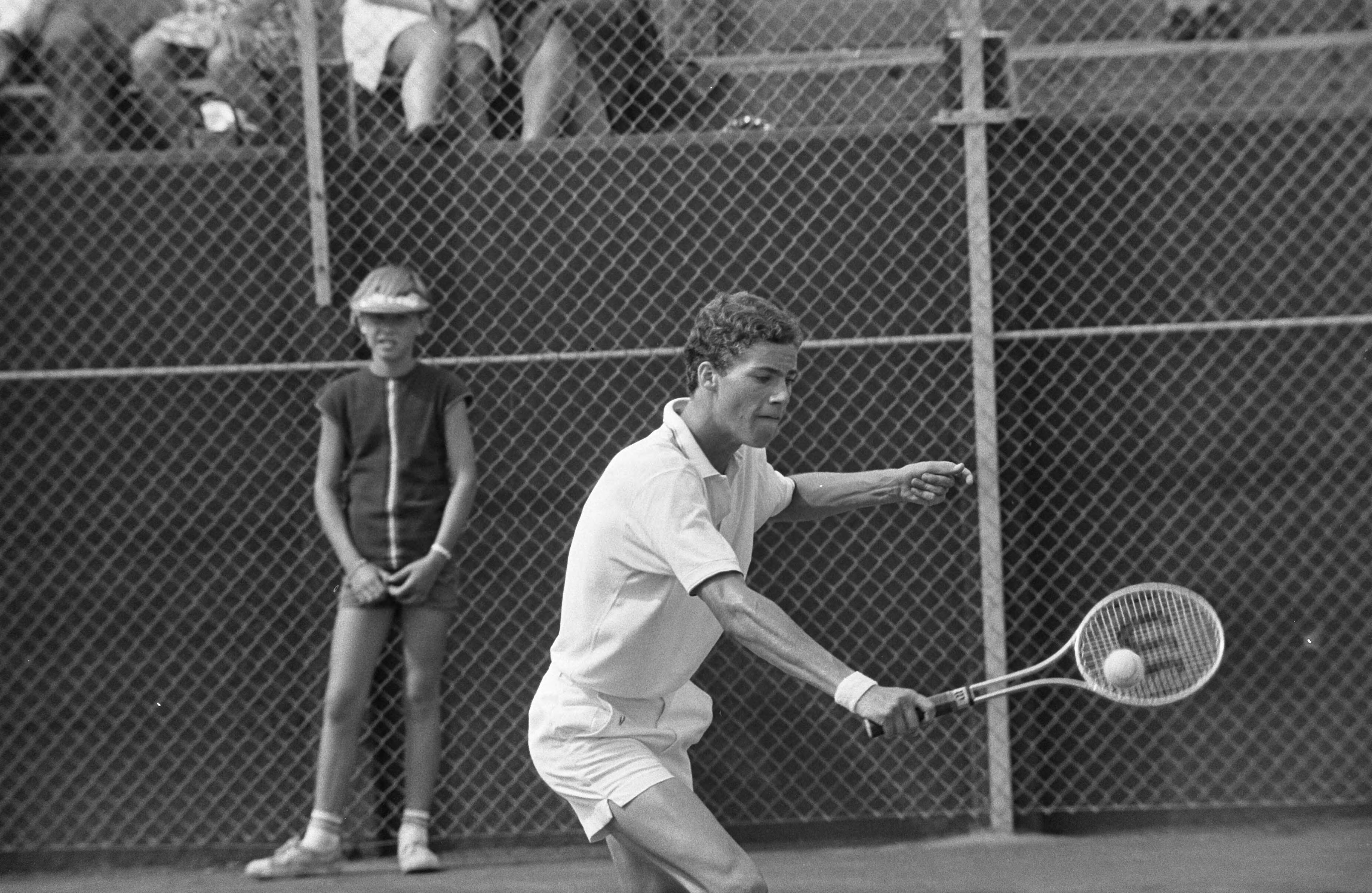 Fotocollectie Anefo — Nationale tenniskampioenschappen te Scheveningen: Paul Van Min , aktie — Foto: Koch, Eric / Anefo. Licentie: Set B: Rechtenvrij / Publiek Domein. Bron: Nationaal Archief. http://hdl.handle.net/10648/ab762a38-d0b4-102d-bcf8-003048976d84
