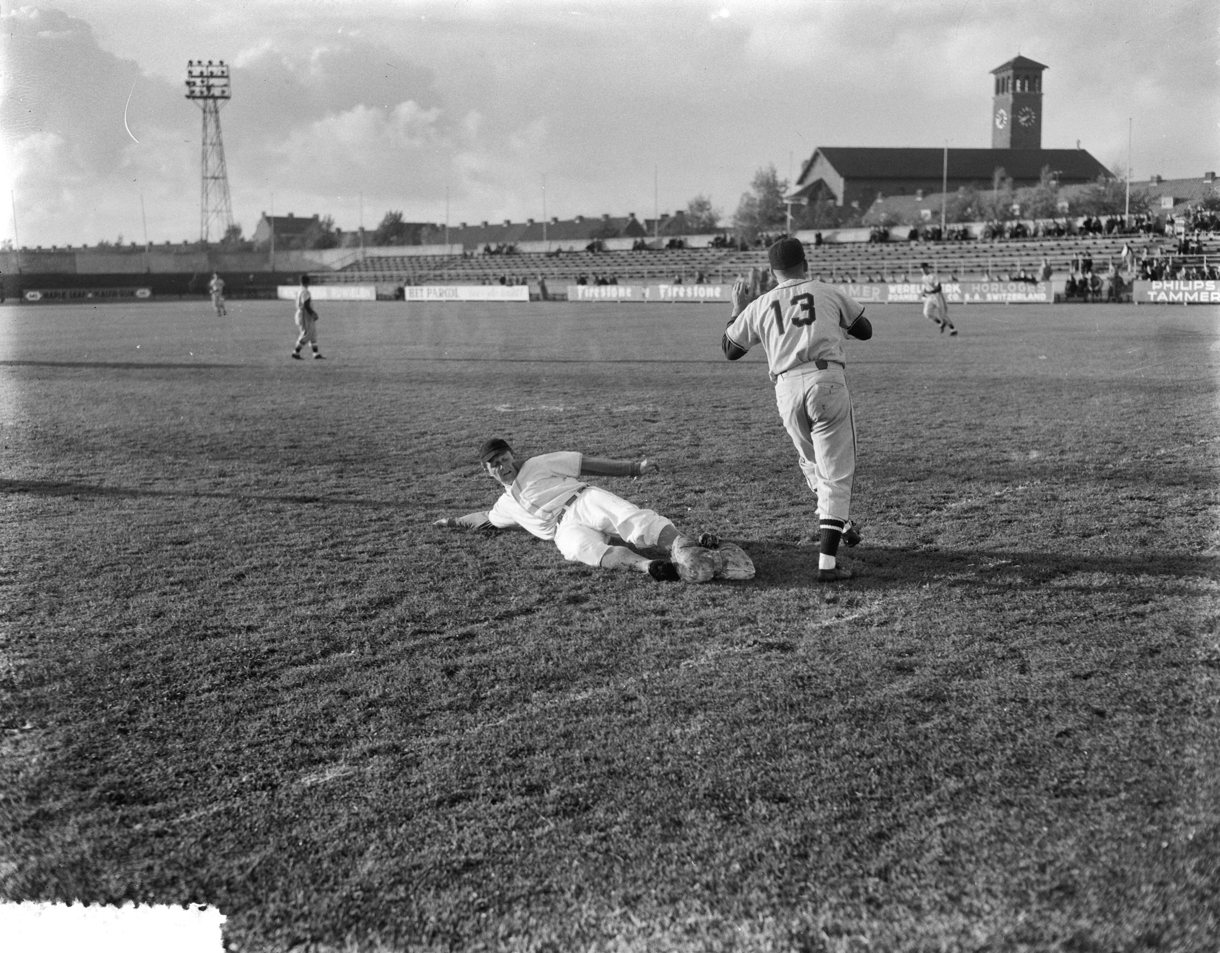 Fotocollectie Anefo — Oefenwedstrijd honkbal in Haarlem. Nederlandse bondsploeg tegen "Hanau Locomotives", een Amerikaans team uit Duitsland — Foto: Noske, J.D. / Anefo. Licentie: Set B: Rechtenvrij / Publiek Domein. Bron: Nationaal Archief. http://hdl.handle.net/10648/a960474c-d0b4-102d-bcf8-003048976d84